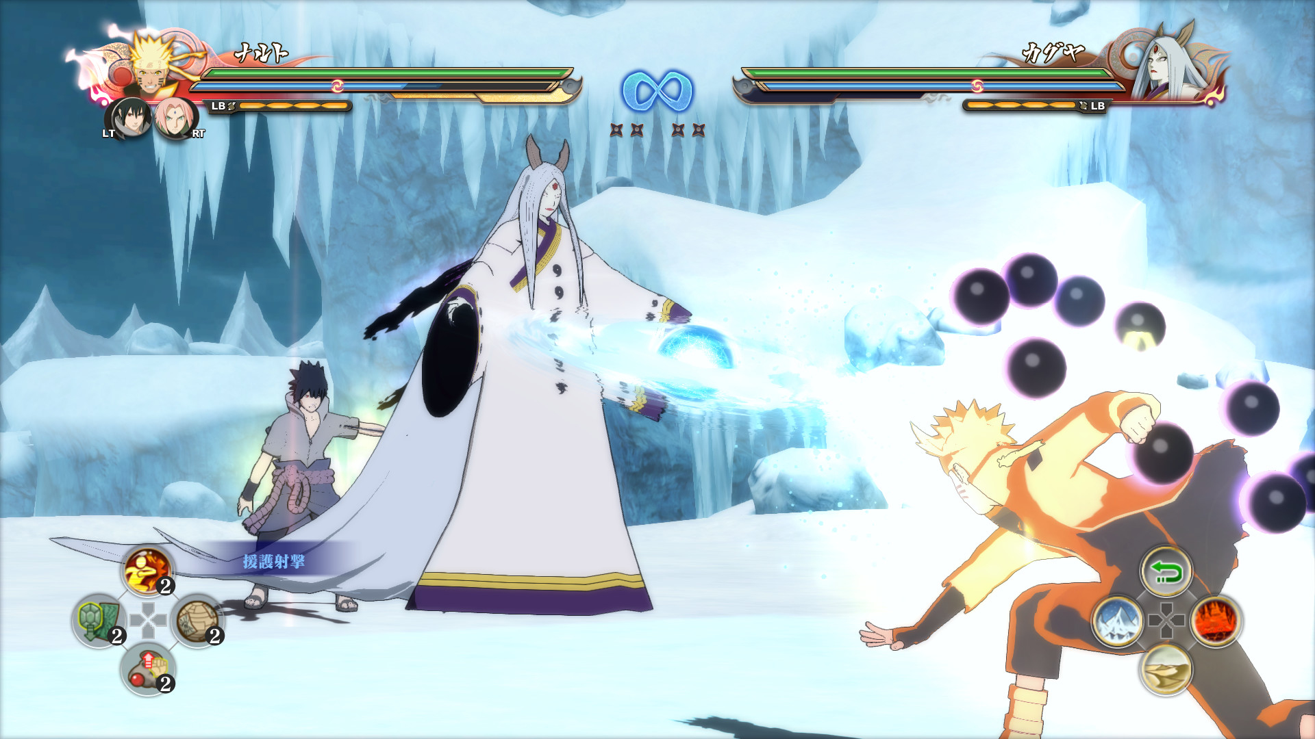 Anime-Spielszene. Naruto in Orange greift an, Kaguya in Weiß verteidigt, Sasuke unterstützt. Schwarze Kugeln und Eis-Hintergrund.