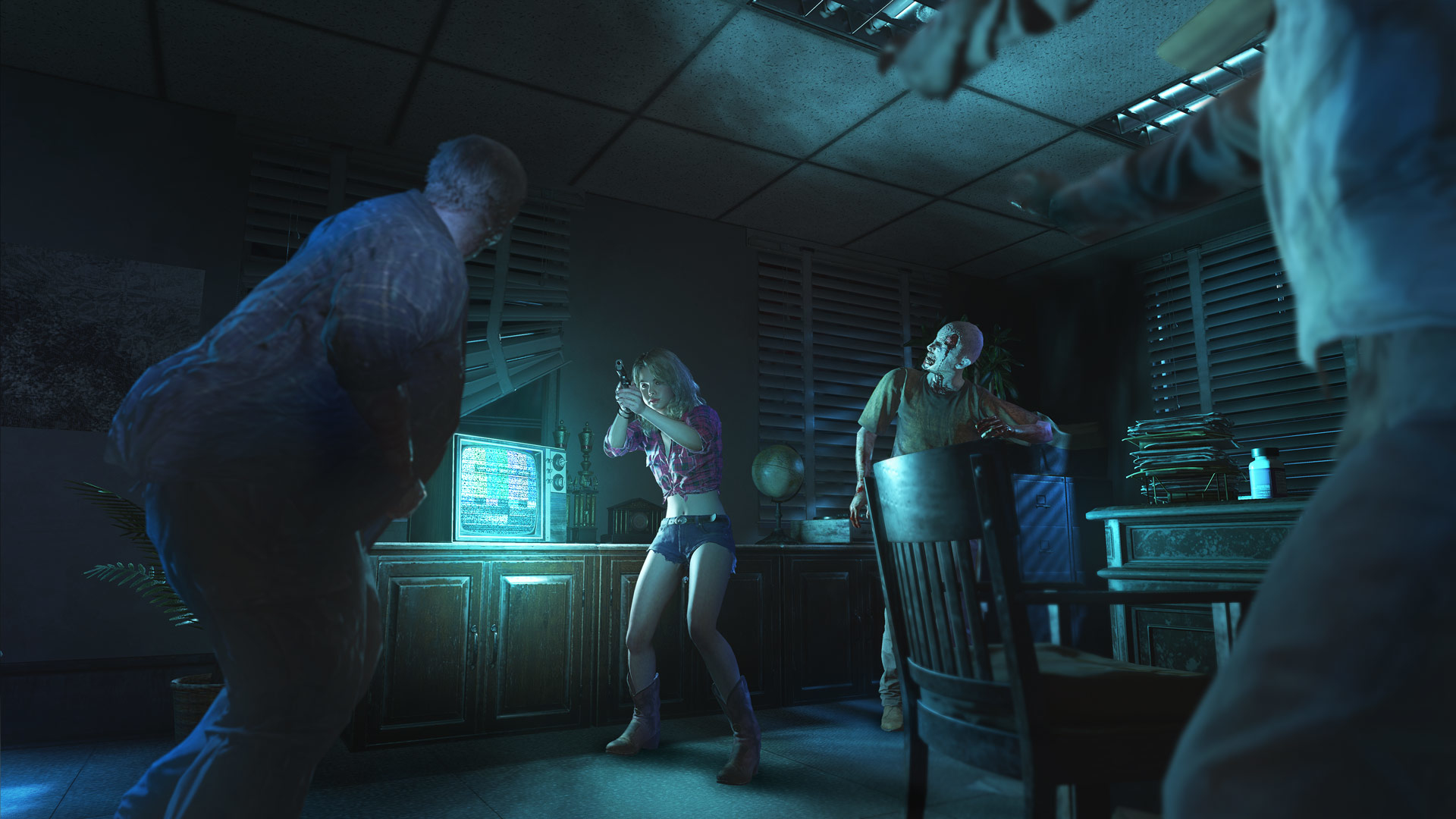 Una donna punta una pistola contro zombi in un ufficio. Una TV mostra interferenze. La scena è scura, con toni blu.