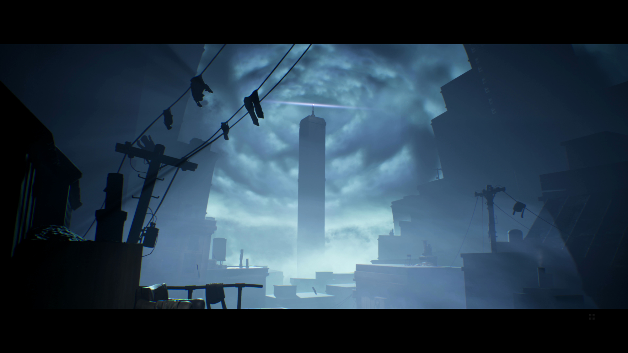 Mroczny krajobraz miejski z wysoką centralną wieżą. Linie energetyczne przecinają kadr. Niebo wypełnione jest wirującymi chmurami.