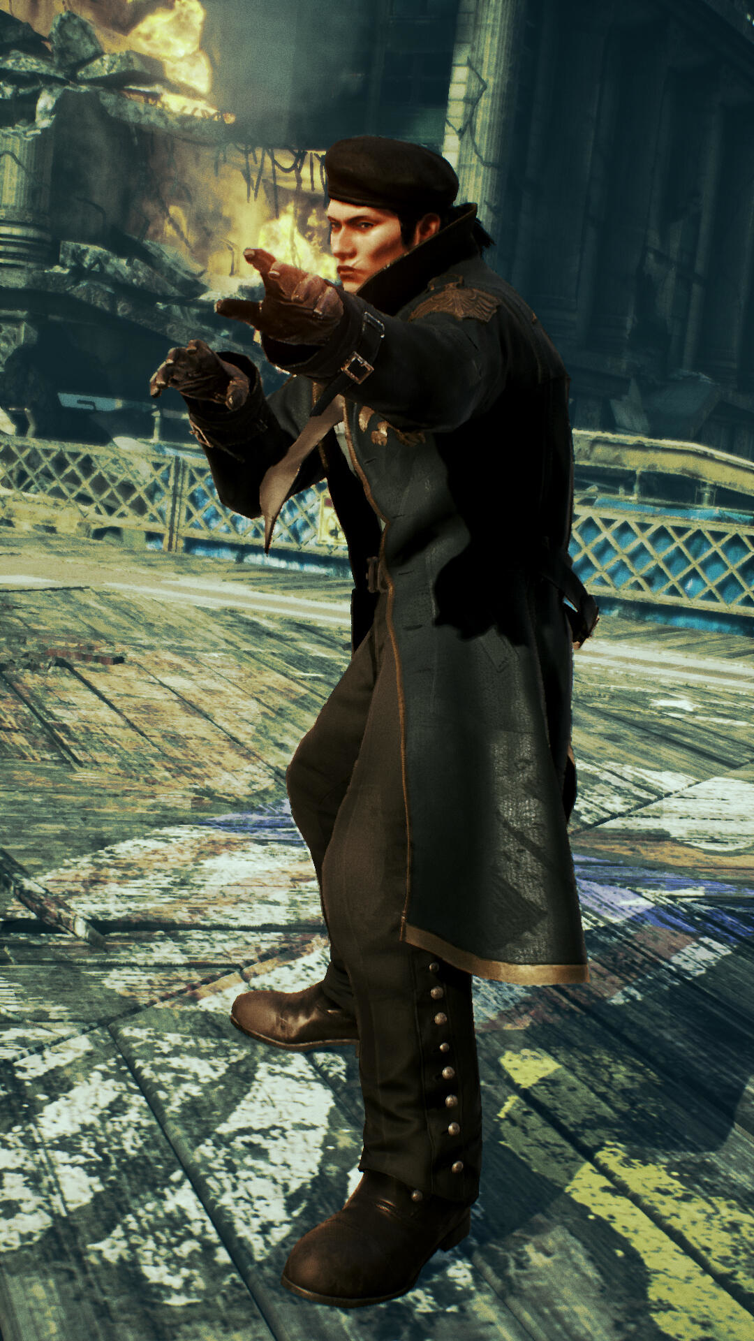 Mężczyzna w czarnym płaszczu i berecie gestykuluje w pozycji bojowej, z ognistym tłem i drewnianą podłogą.