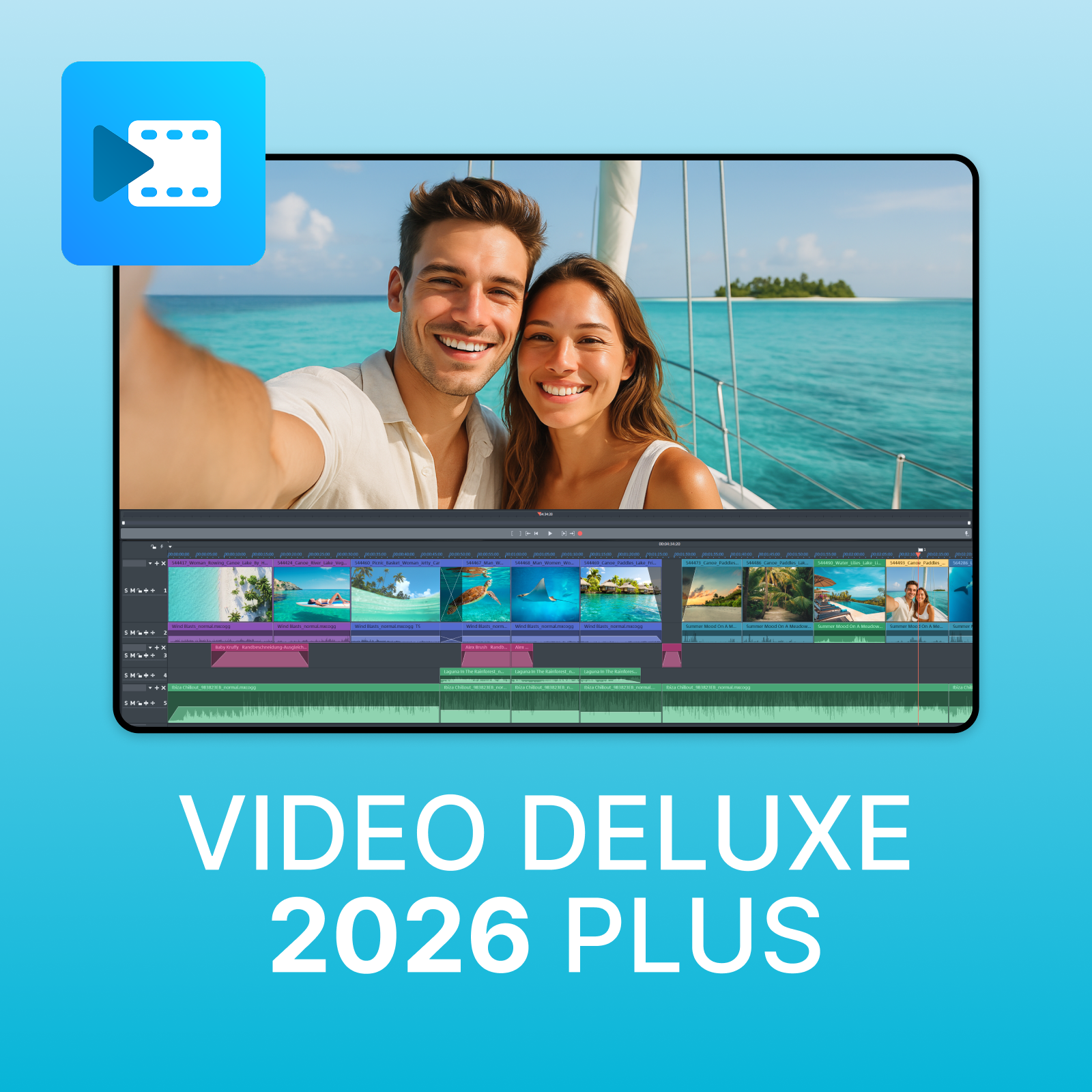 Una coppia scatta un selfie su una barca. Un'interfaccia di editing video sullo schermo, con le parole 'VIDEO DELUXE 2026 PLUS'.