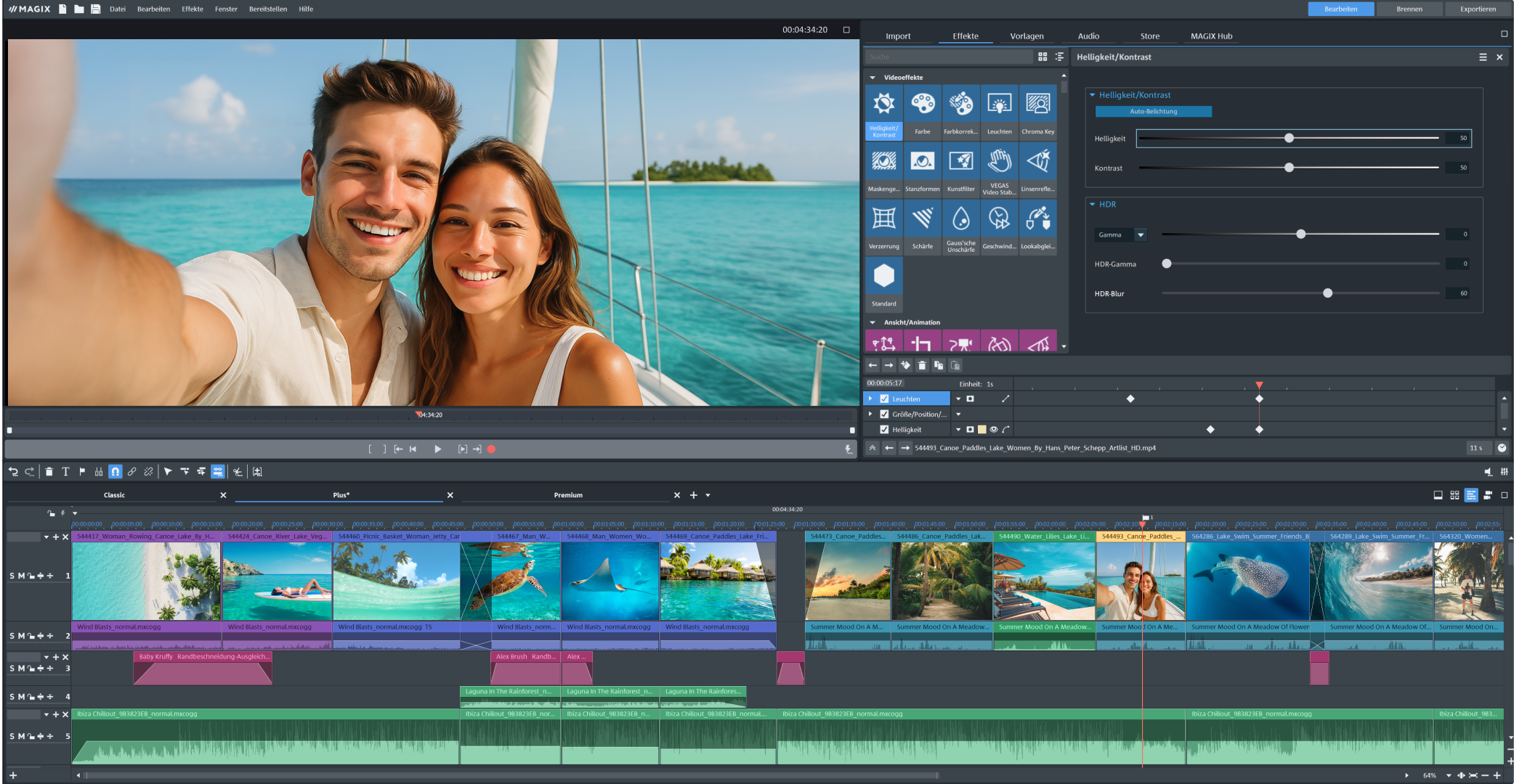 Una coppia fa un selfie su una barca, sorridendo con un oceano blu e isole sullo sfondo. Interfaccia software.