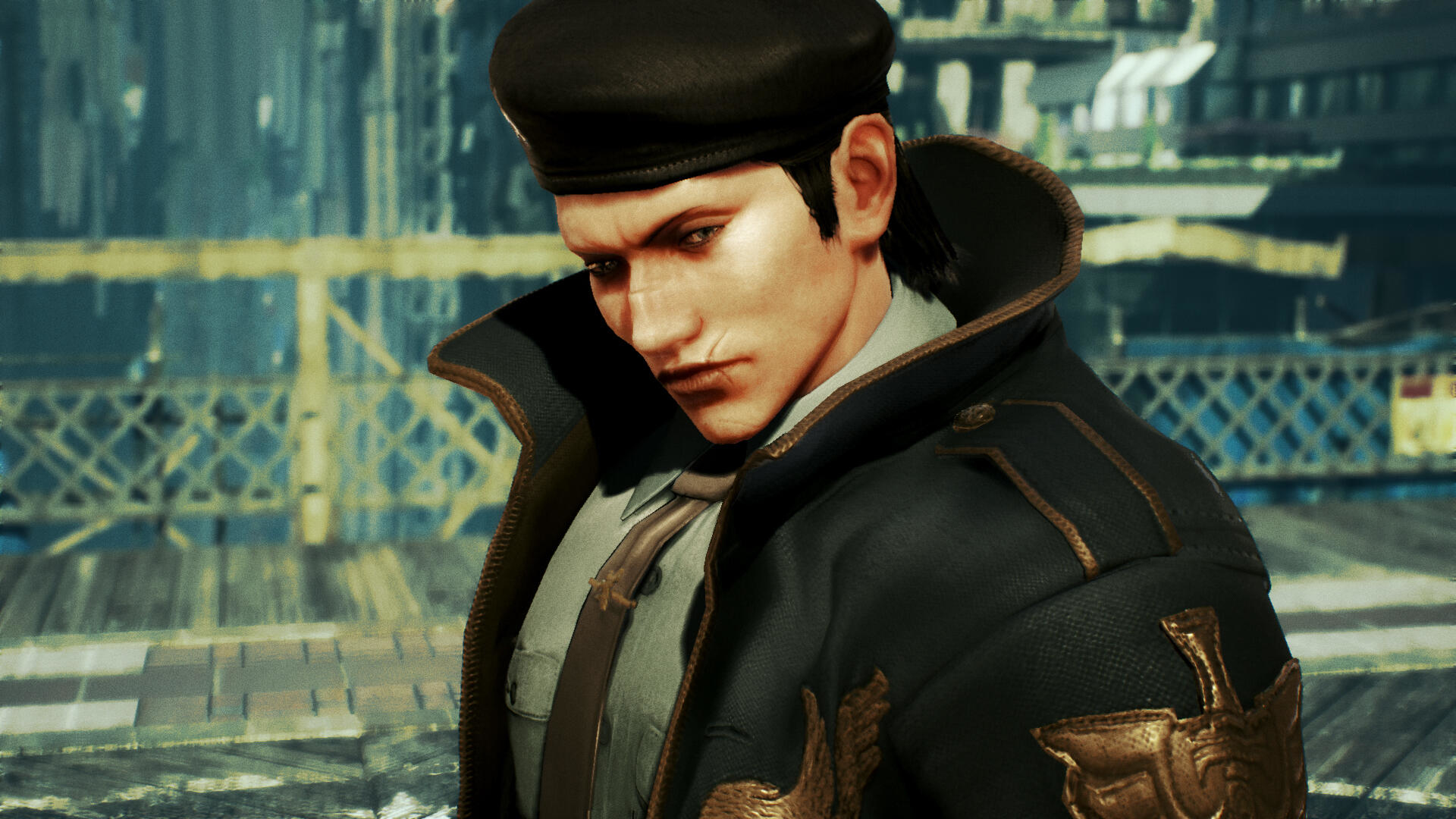 Mężczyzna w czarnym berecie i płaszczu patrzy w dół. Budynki są rozmyte w tle. Mężczyzna ma bliznę na twarzy.