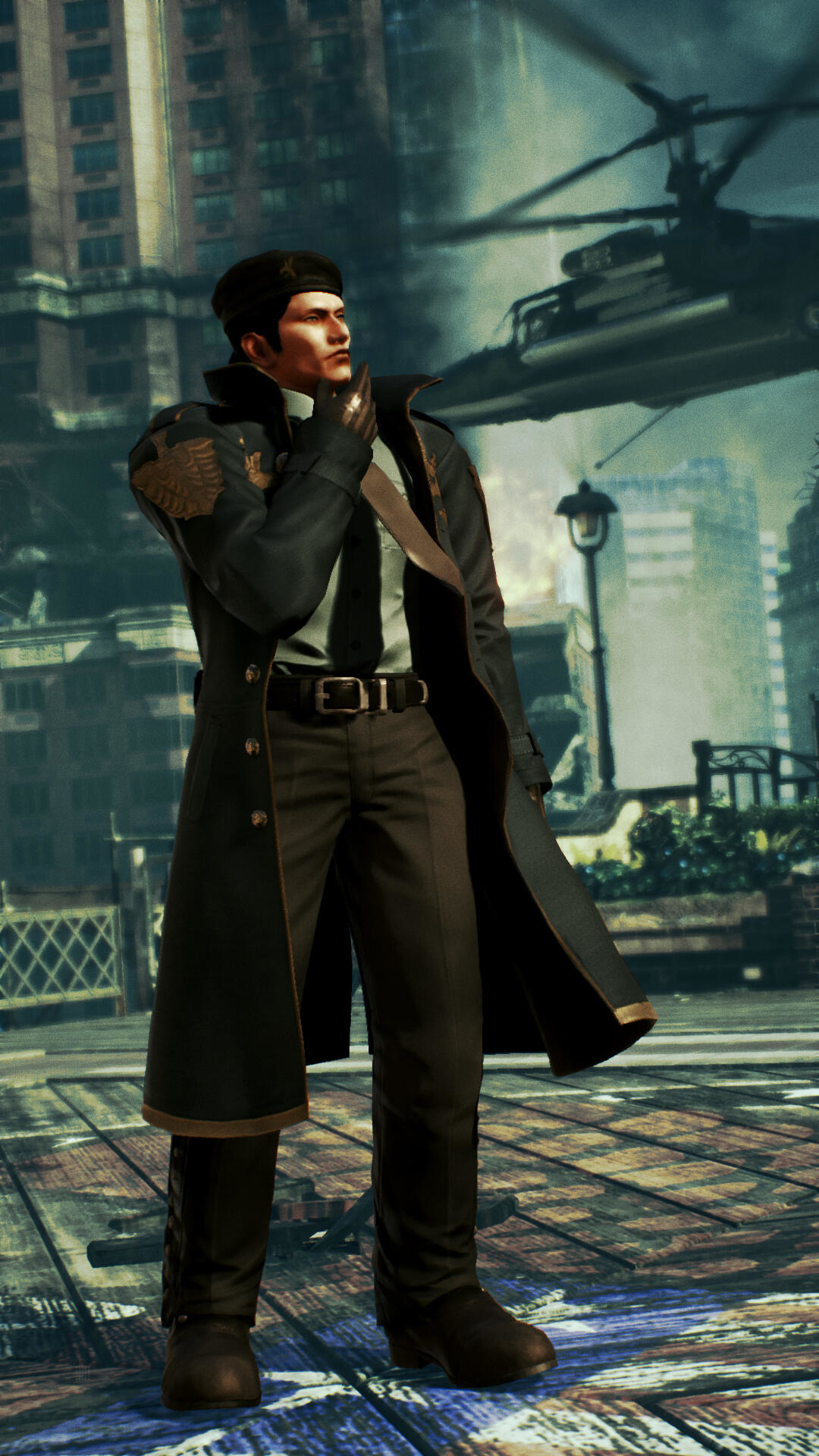 Mężczyzna w czarnym płaszczu i berecie stoi w mieście, w tle helikopter.