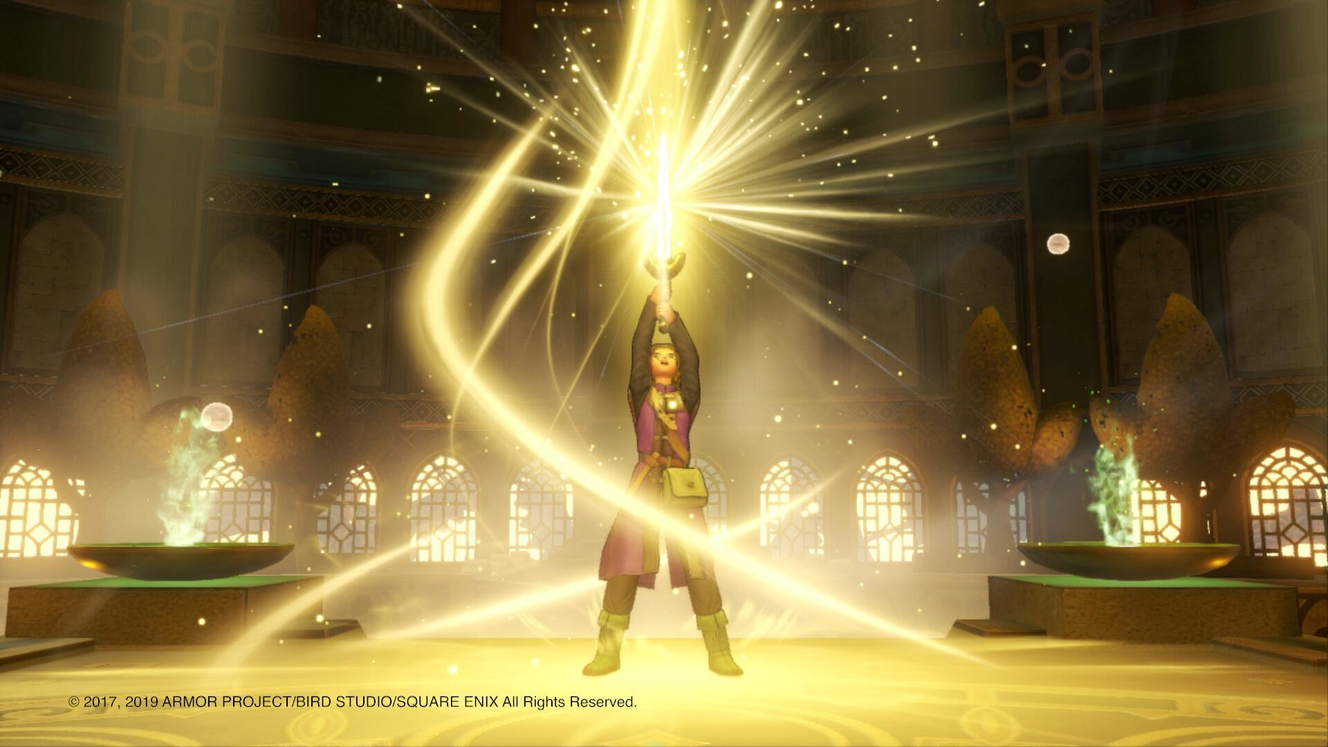 Postać trzyma w górze świecący miecz. Złote światło promieniuje na zewnątrz. Scena rozgrywa się w budynku z ozdobnymi oknami.