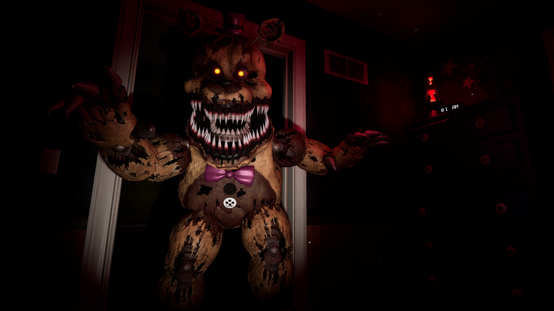 Groźny animatronik w kształcie niedźwiedzia z ostrymi zębami i świecącymi oczami stoi w drzwiach. Scena jest ciemna, z komodą w tle.