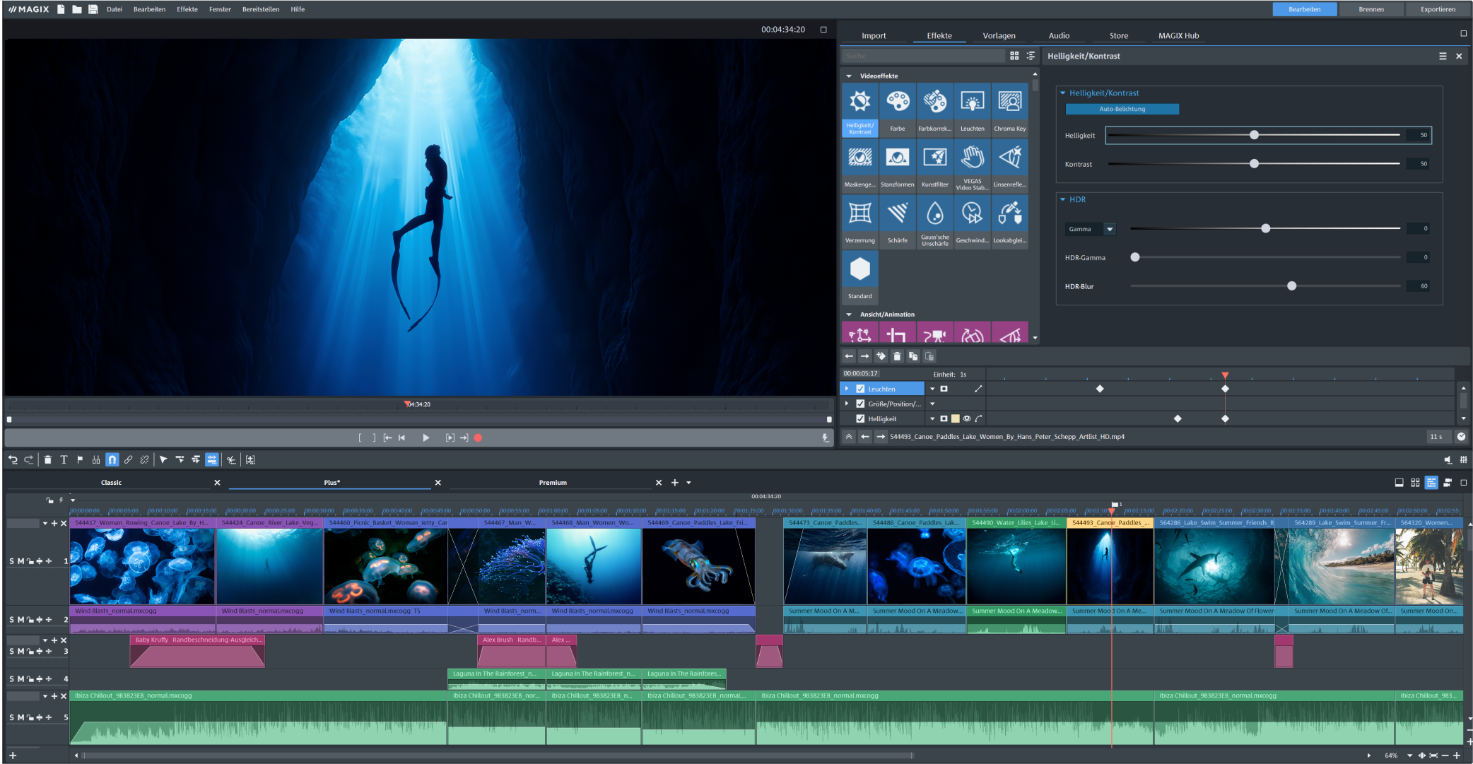 Un subacqueo nuota in una grotta sottomarina blu. Sullo sfondo, un'interfaccia di software di editing video.