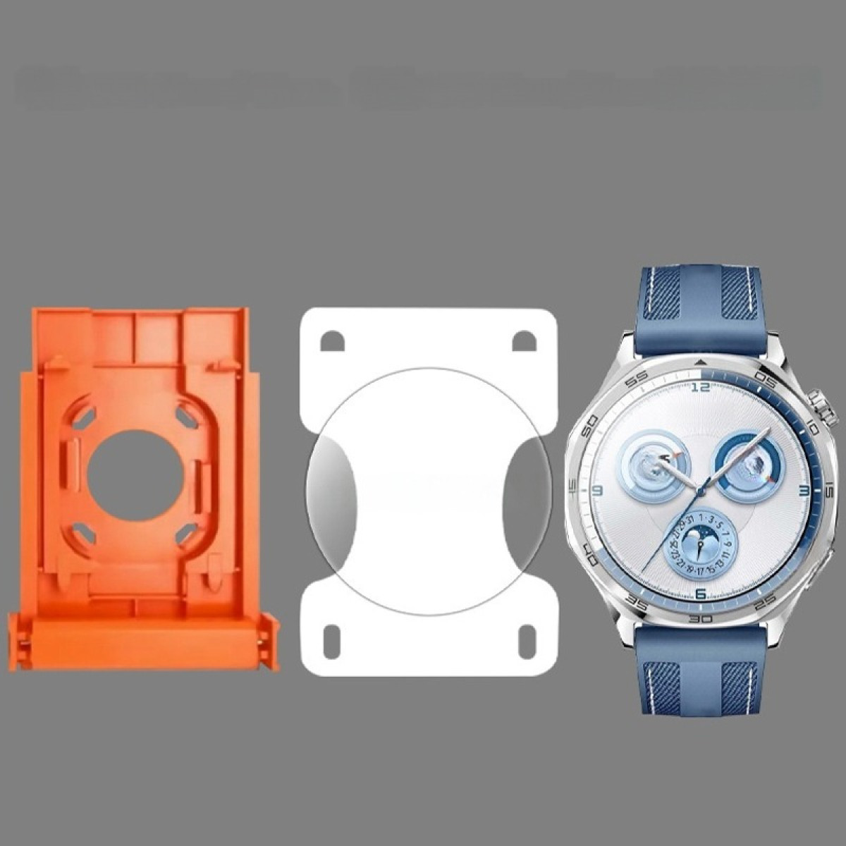 Un supporto in plastica arancione, una pellicola protettiva bianca e uno smartwatch argentato con cinturino blu sono mostrati.