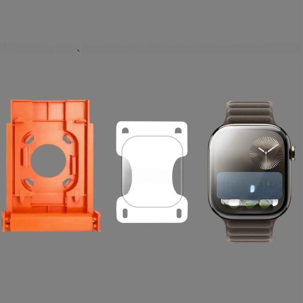 Eine orangefarbene Halterung, eine transparente Schutzfolie und eine Smartwatch mit braunem Armband auf grauem Hintergrund.