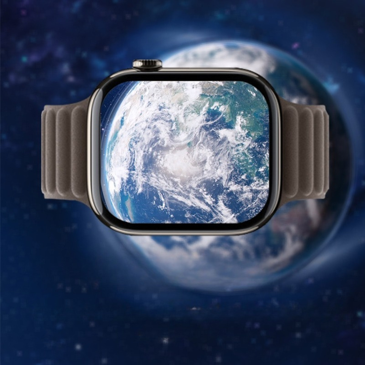Eine Smartwatch zeigt das Bild der Erde. Die Uhr ist silberfarben mit einem grauen Armband. Im Hintergrund sind verschwommene Planeten und Sterne zu sehen.