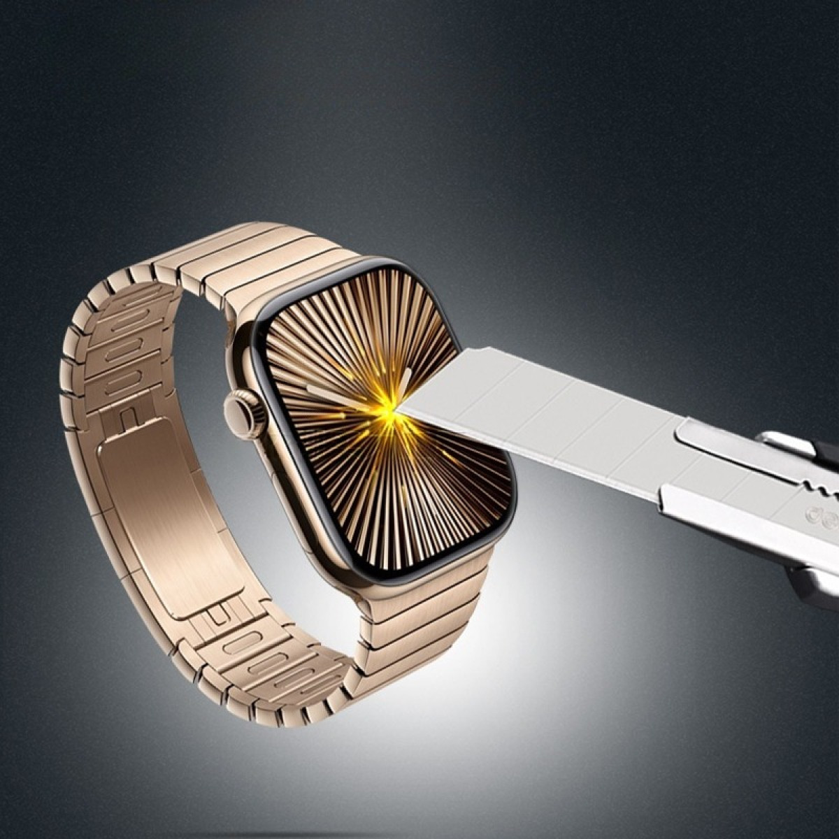Eine goldene Smartwatch wird mit einem Messer getestet. Das Zifferblatt hat radiale Linien, der Hintergrund ist dunkelgrau.