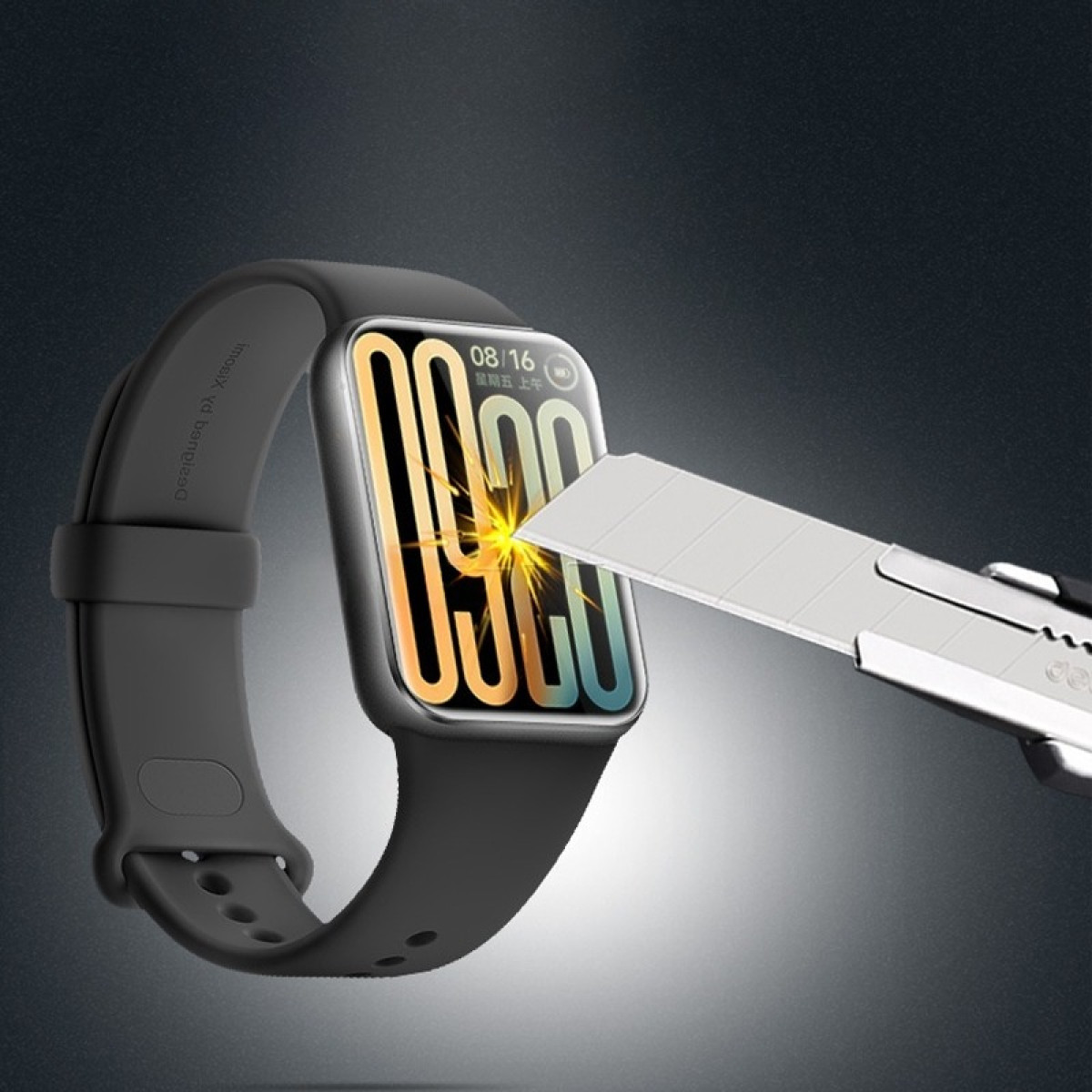 Uno smartwatch con cinturino nero viene testato con un coltello. Lo schermo mostra data e ora. È visibile un effetto lucido.