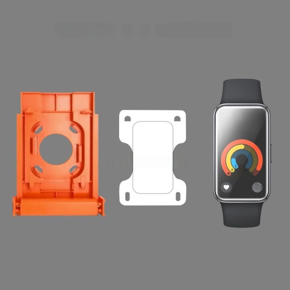 Un telaio in plastica arancione, una carta bianca e uno smartwatch con display di monitoraggio attività colorato su sfondo grigio.