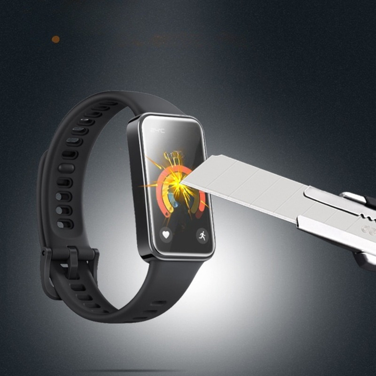Uno smartwatch nero con schermo a colori viene graffiato con un coltello. Lo schermo mostra i dati dell'attività.