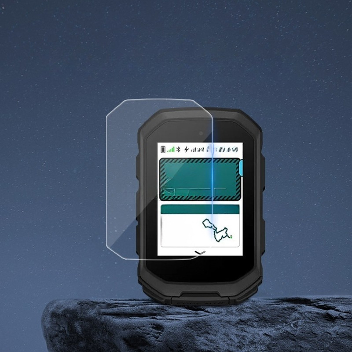 Uno smartwatch nero robusto mostra una mappa e dati. È applicata una protezione per lo schermo. Lo sfondo è un cielo blu stellato.