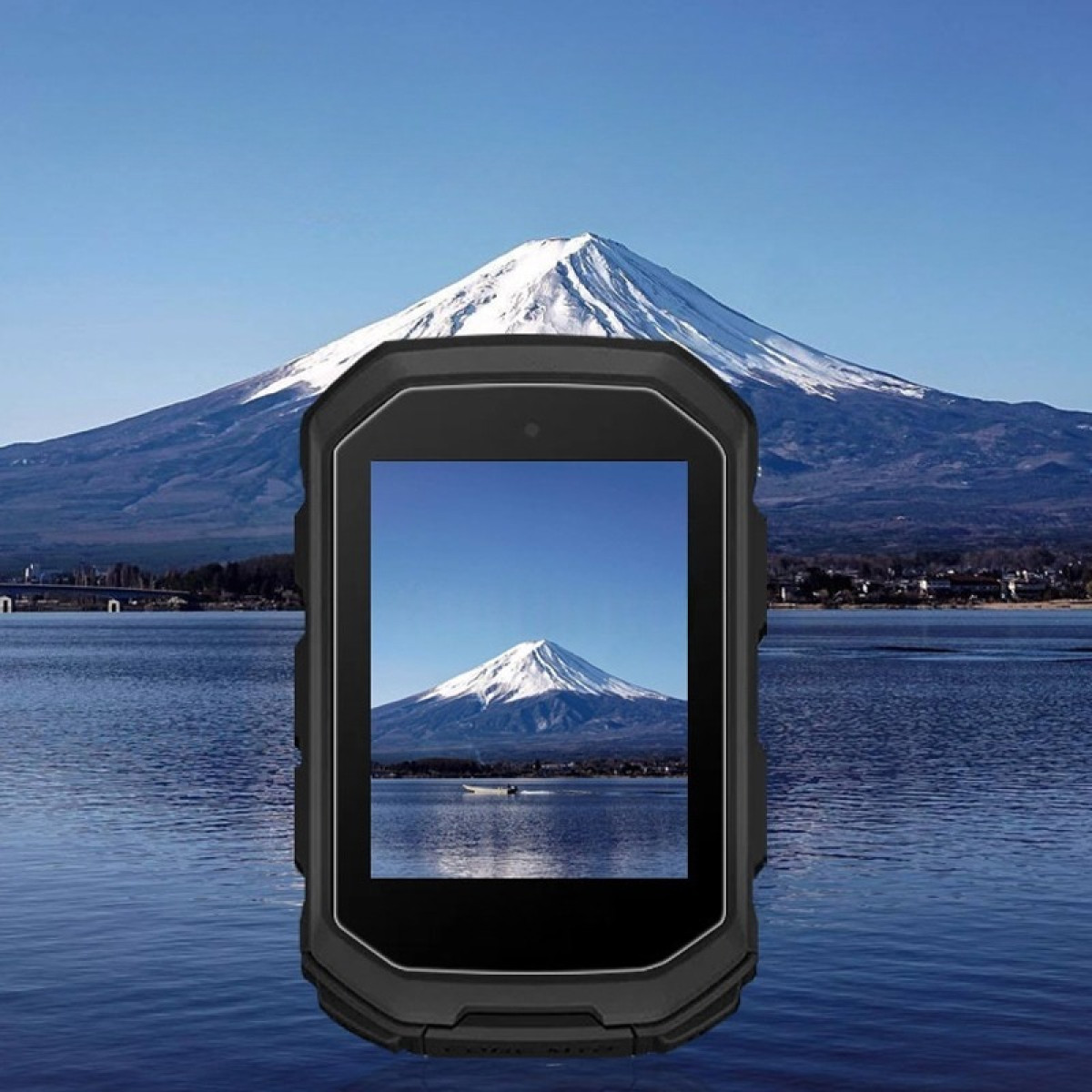 Uno smartwatch mostra una scena di montagna. Lo sfondo mostra una montagna innevata, un lago e un cielo azzurro.