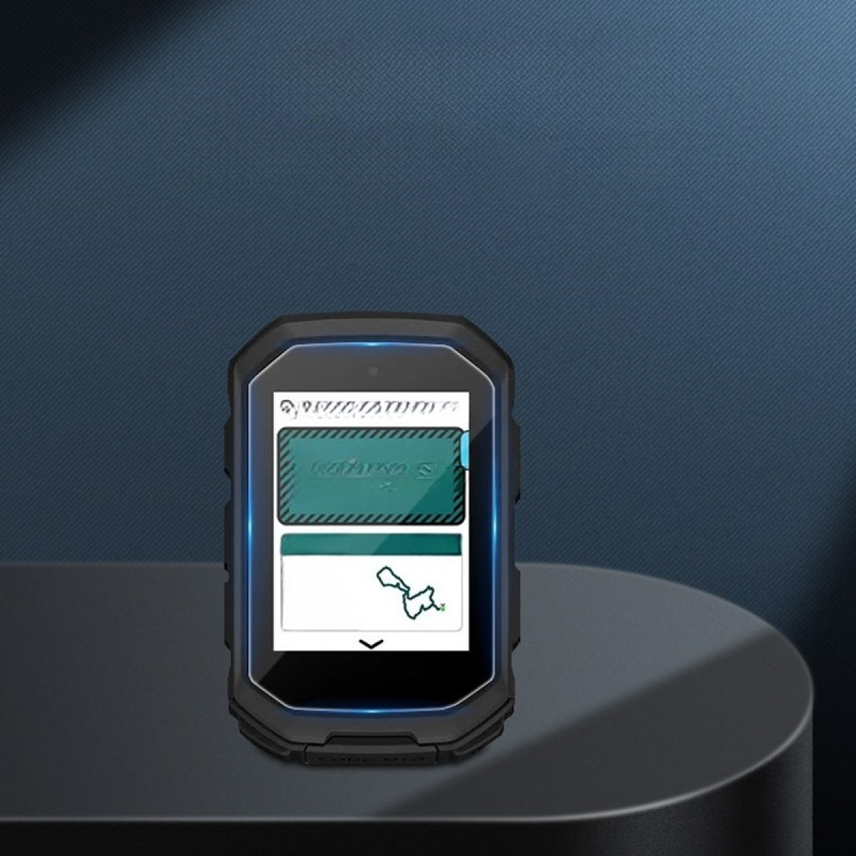 Uno smartwatch con schermo informativo, posto su una superficie scura contro uno sfondo blu scuro.