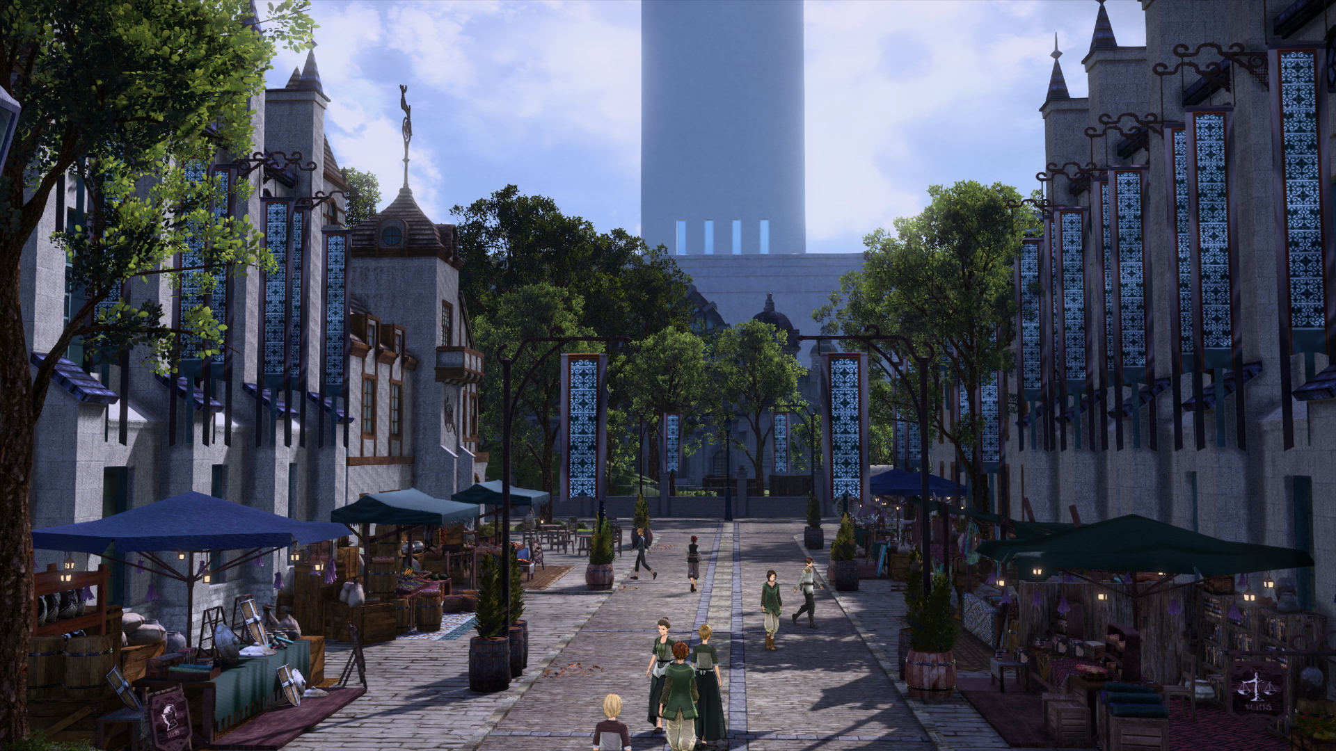 Scena uliczna z budynkami, sklepami i ludźmi spacerującymi. Są drzewa i wiszące banery. Duża wieża w tle.