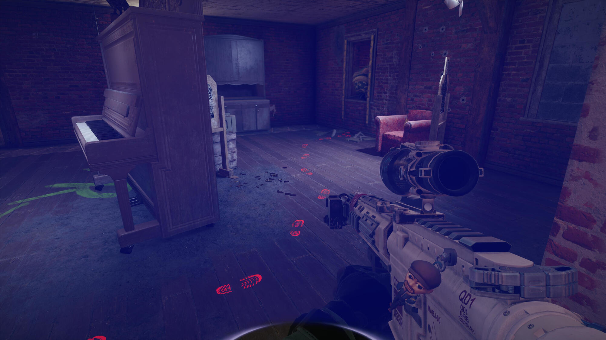 Pokój z fortepianem, śladami stóp i bronią. Czerwone ceglane ściany i czerwone krzesło w tle.