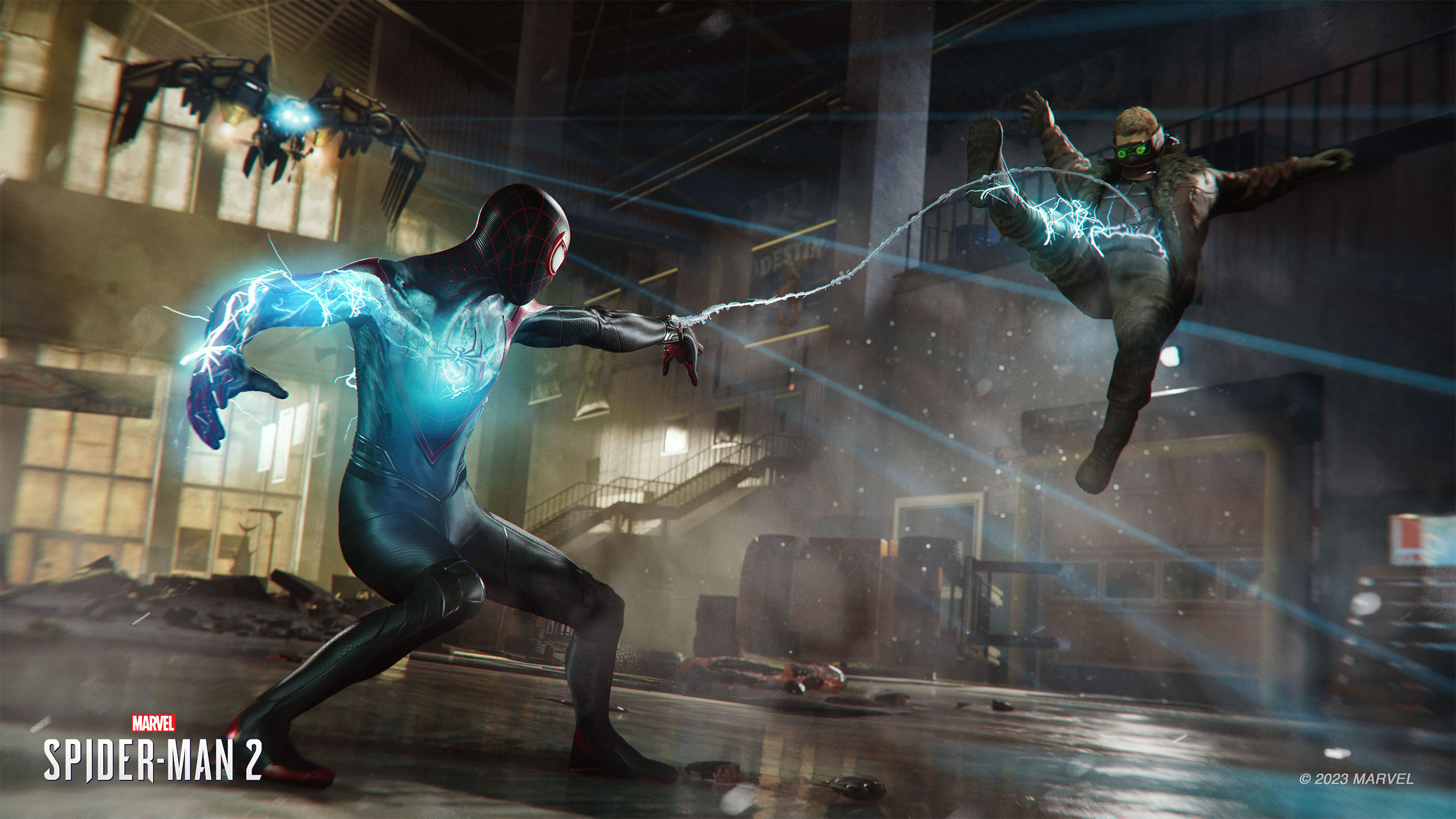 Spider-Man combatte un cattivo. Energia blu tra loro. Creature robotiche sullo sfondo. Ambientazione urbana.