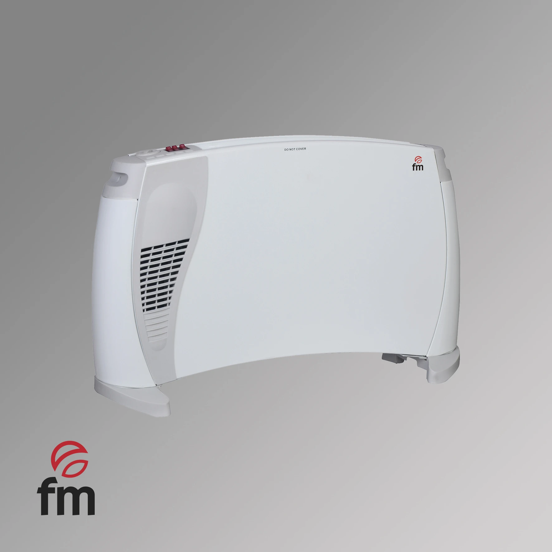 Un termoventilatore elettrico bianco con prese d'aria nere, pulsanti rossi e logo 'fm' su sfondo grigio.