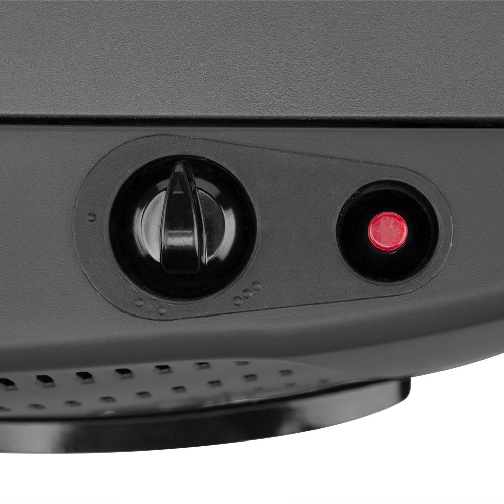 Primer plano de un panel de control negro. Cuenta con un dial, un botón rojo de encendido y orificios de ventilación. Un dial con una manija.
