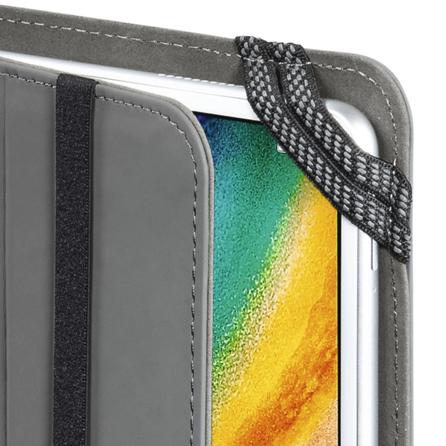 Nahaufnahme einer grauen Tablet-Hülle mit einem schwarzen Gummiband und einem gemusterten Eckband. Der Bildschirm zeigt farbige Verläufe.