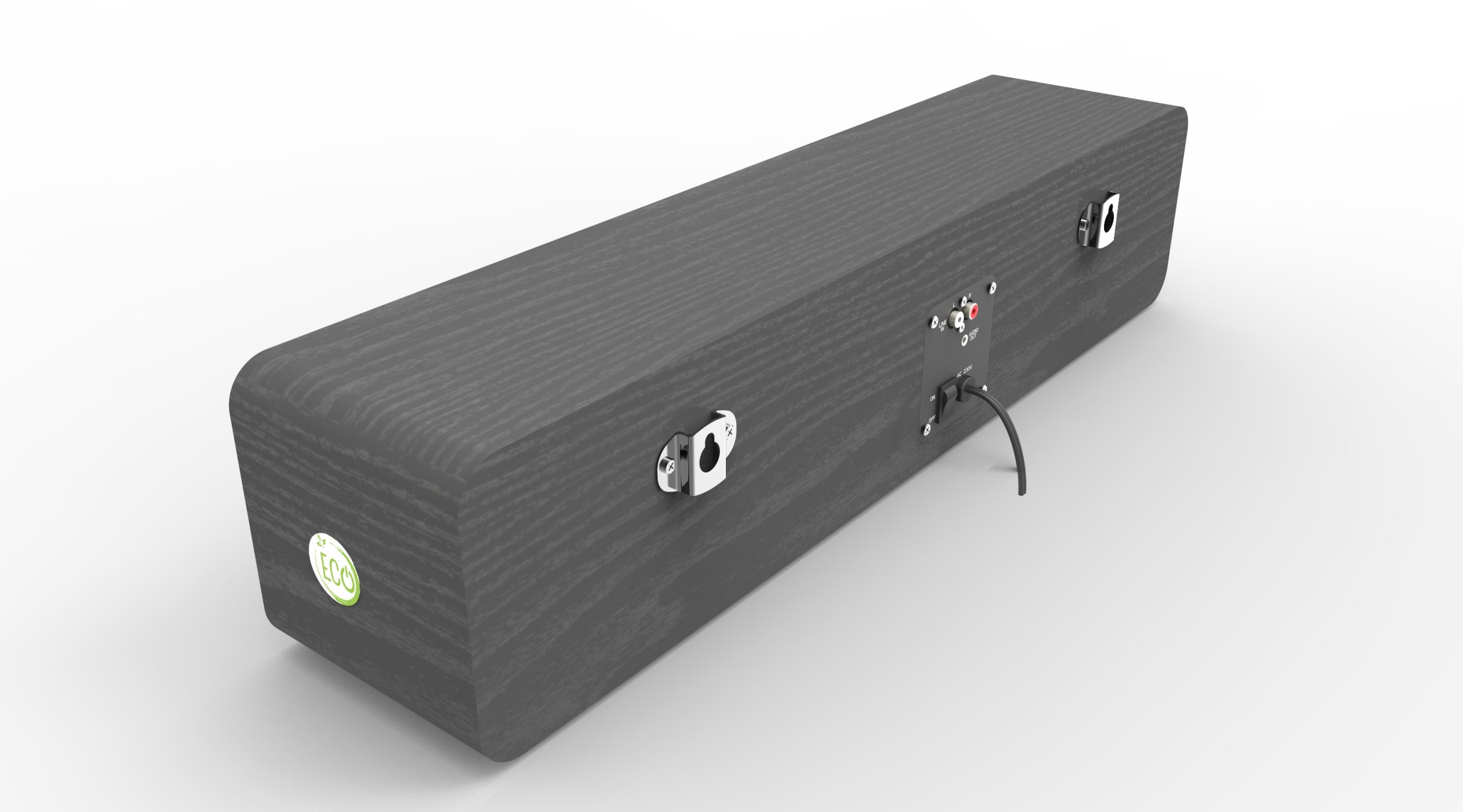 Una soundbar grigio scuro con bordi arrotondati, connettori e staffe di montaggio su una superficie bianca. È visibile un adesivo ECO.