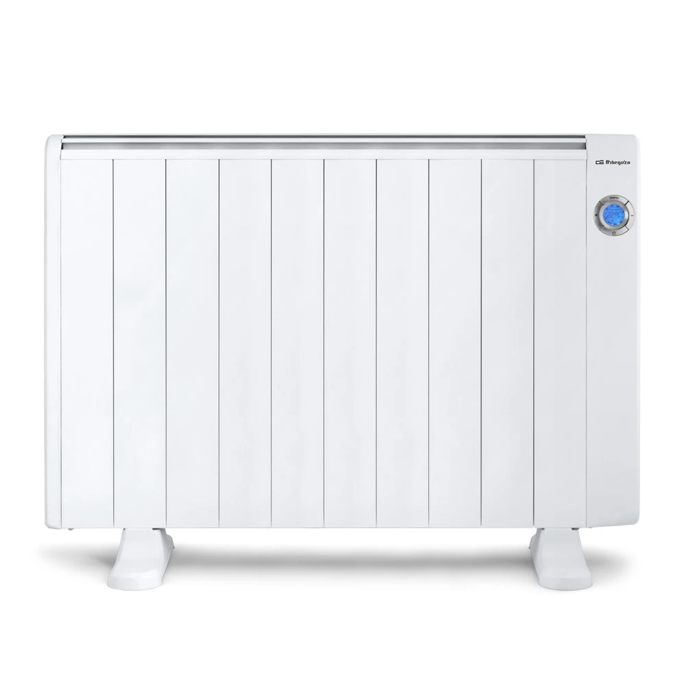 Un radiador eléctrico blanco con barras verticales. Tiene una pantalla digital y se apoya en dos pies blancos. El fondo es blanco.