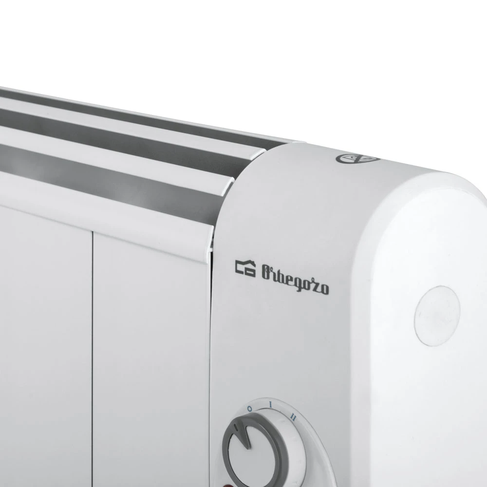 Un calefactor eléctrico blanco con mando y el logotipo 'Orbegozo'. La parte superior tiene elementos calefactores plateados.