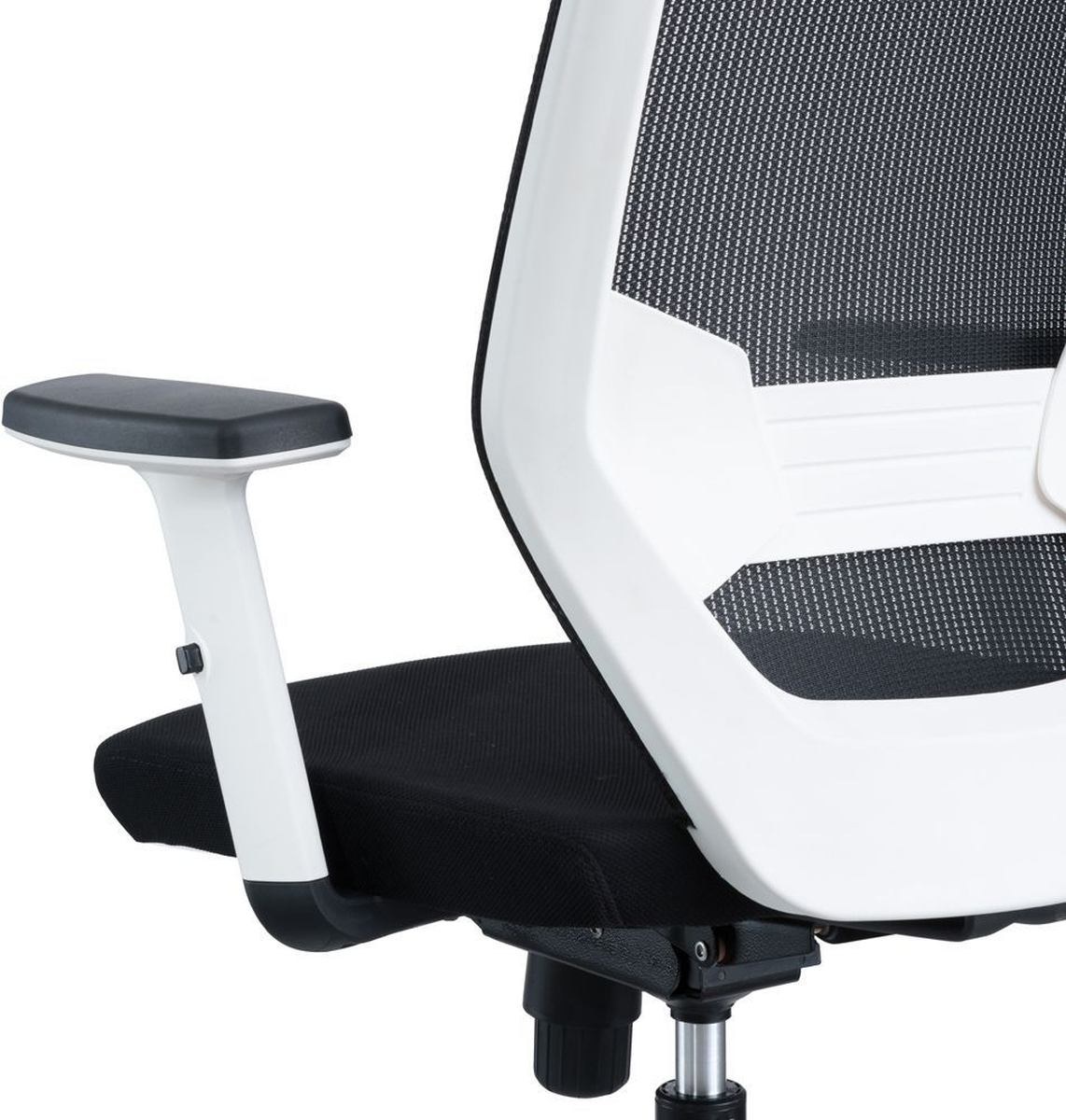 Primer plano de una silla de oficina blanca y negra. Cuenta con asiento negro, marco blanco, respaldo de malla y apoyabrazos.