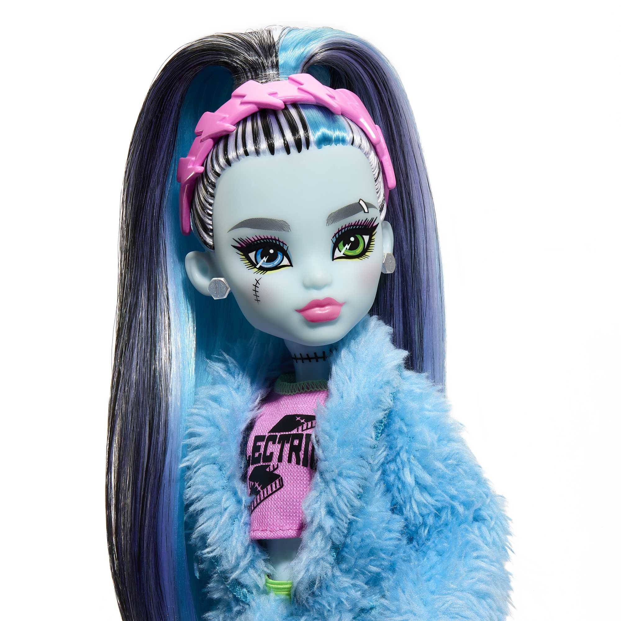 Una muñeca con piel azul, pelo largo azul y negro, diadema rosa y abrigo de piel azul claro.