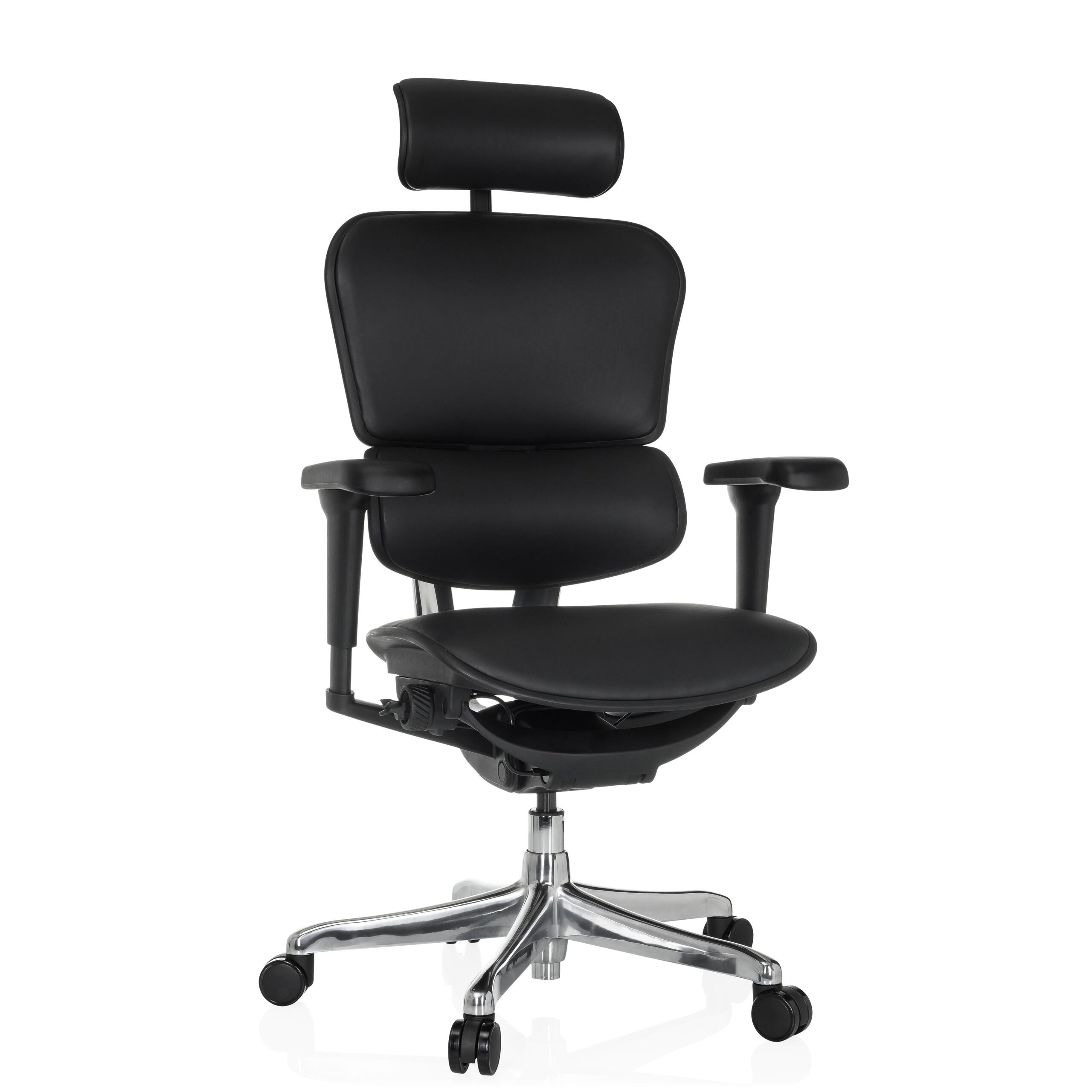 Ein schwarzer ergonomischer Bürostuhl mit Kopfstütze, Armlehnen und Chromfuß auf weißem Hintergrund.