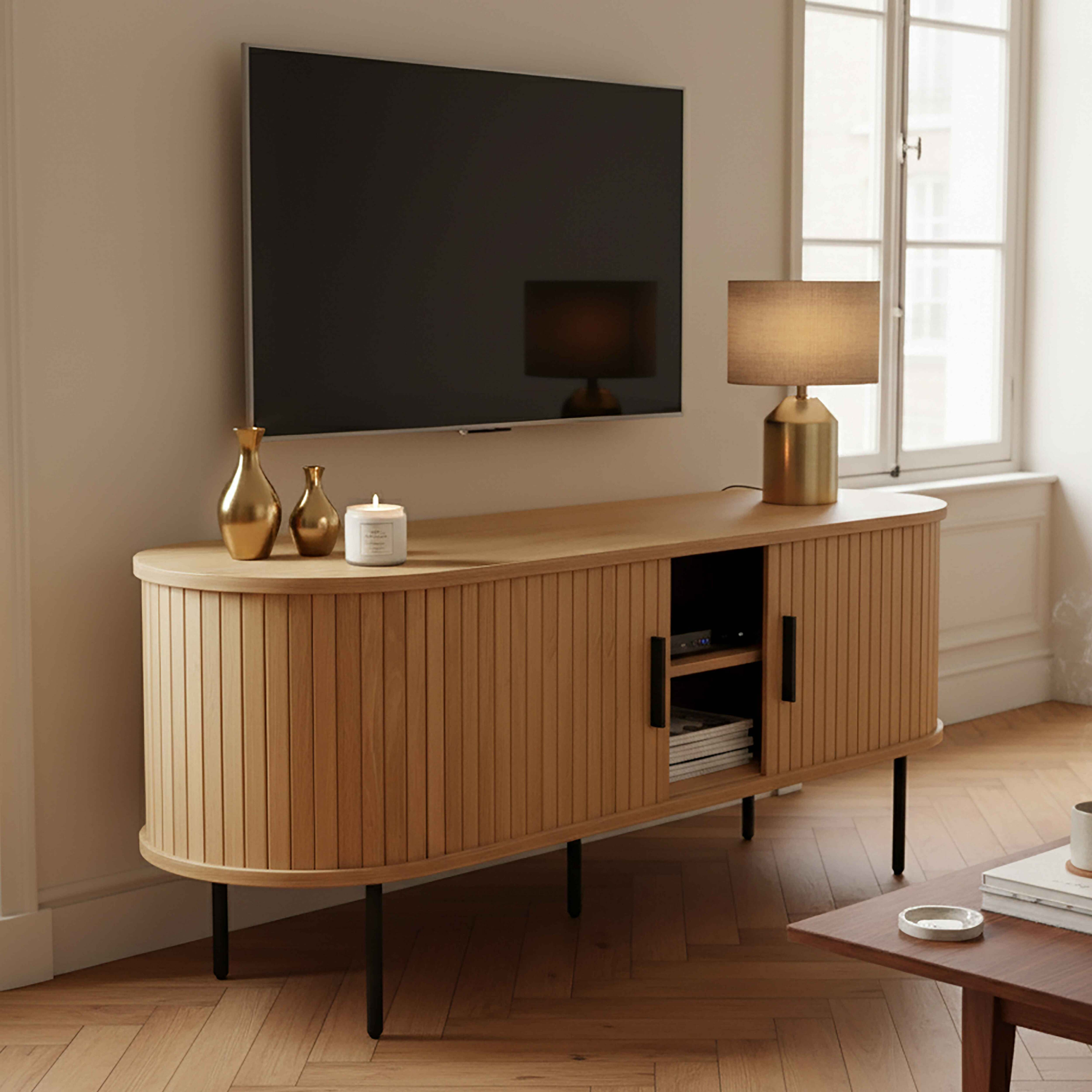 Ein modernes Wohnzimmer mit Fernseher, Holzschrank, Lampe und Fenster. Dekorative Gegenstände auf dem Schrank.