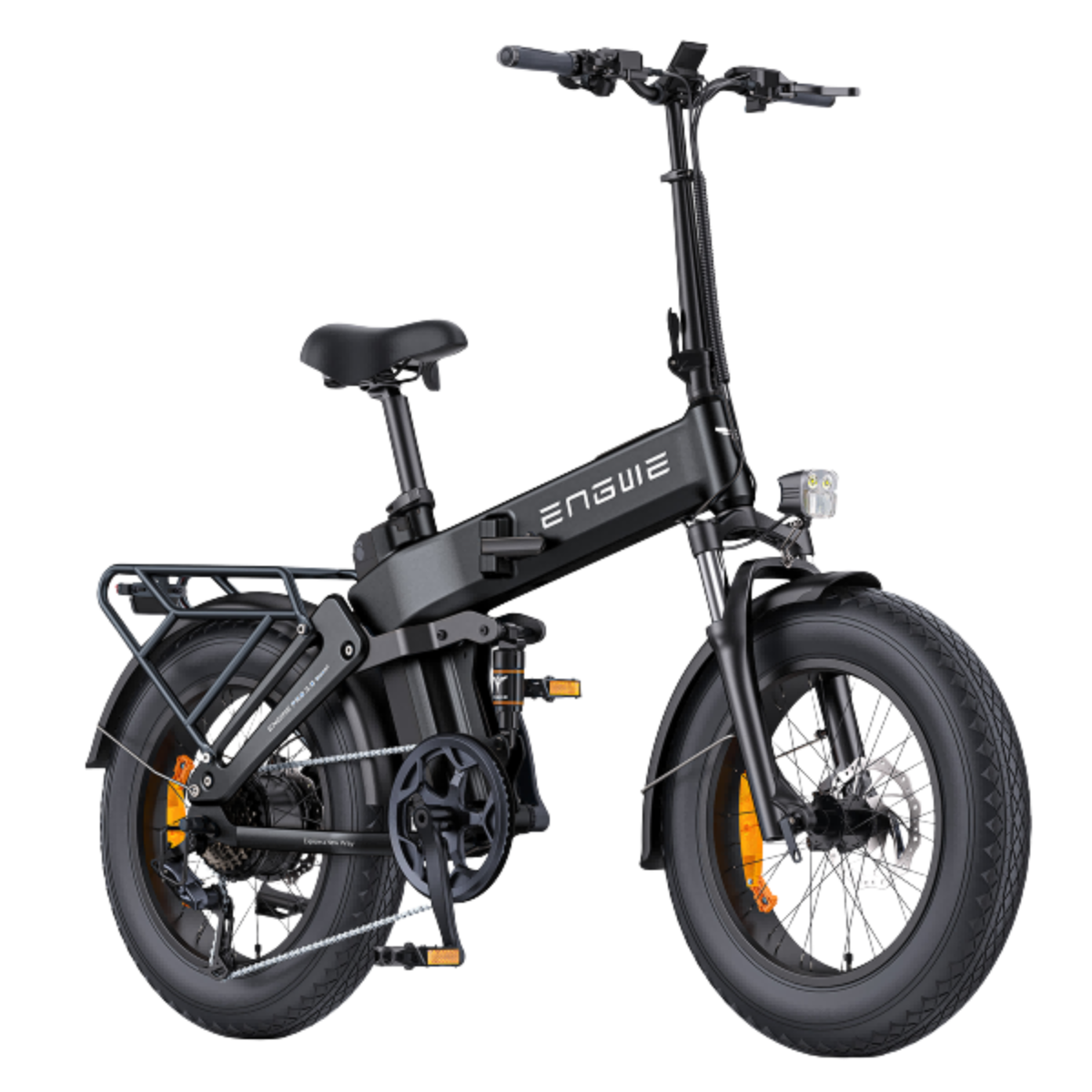 Una bici elettrica pieghevole ENGWE nera. Ha pneumatici larghi, portapacchi, luce anteriore e dettagli arancioni.
