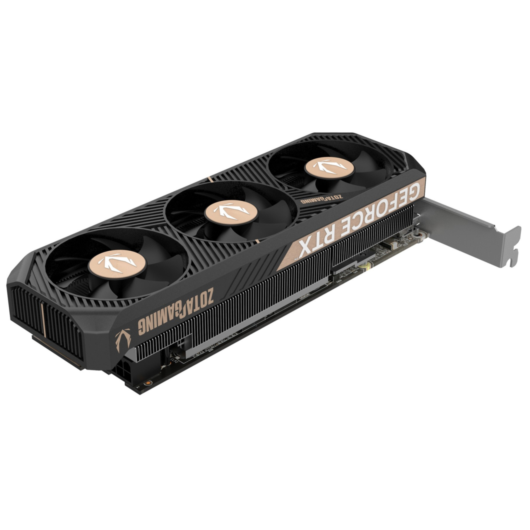 Eine ZOTAC GAMING GeForce RTX Grafikkarte auf weißem Hintergrund. Es hat drei Lüfter und goldene Akzente.