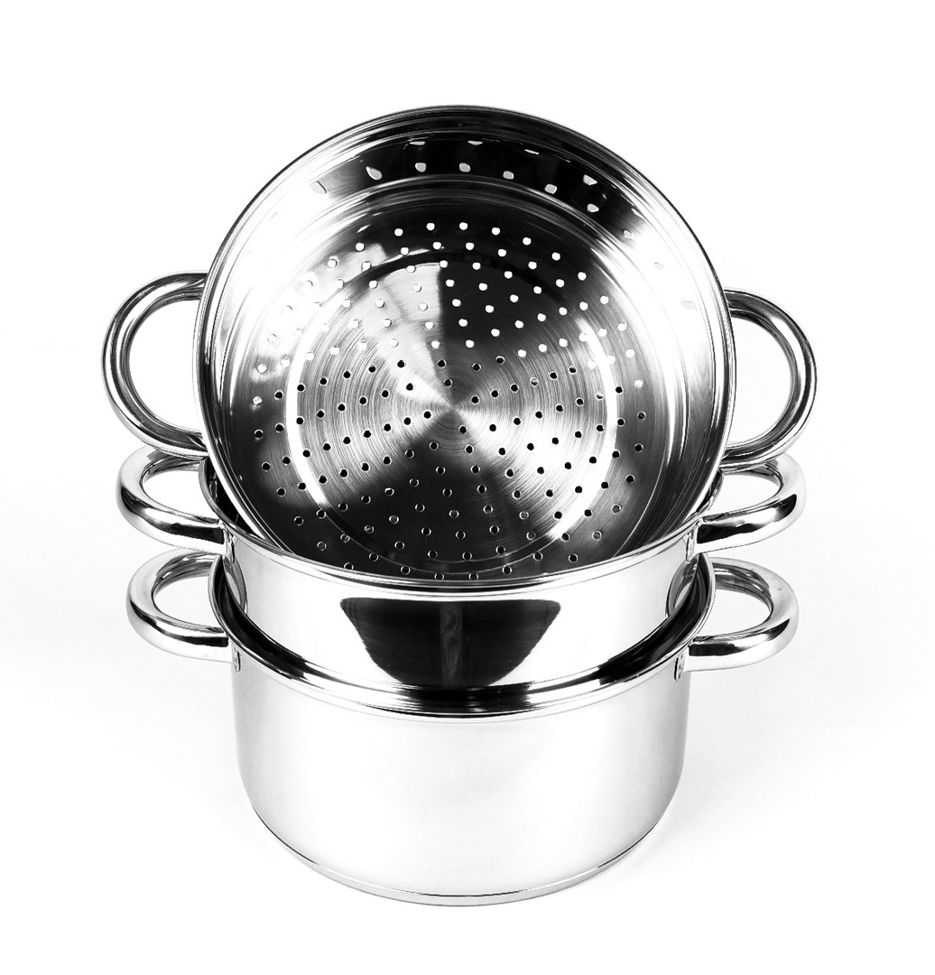 Un juego de ollas vaporeras de acero inoxidable. El juego incluye una olla, una cesta de vapor y una tapa, todo apilado sobre una superficie blanca.