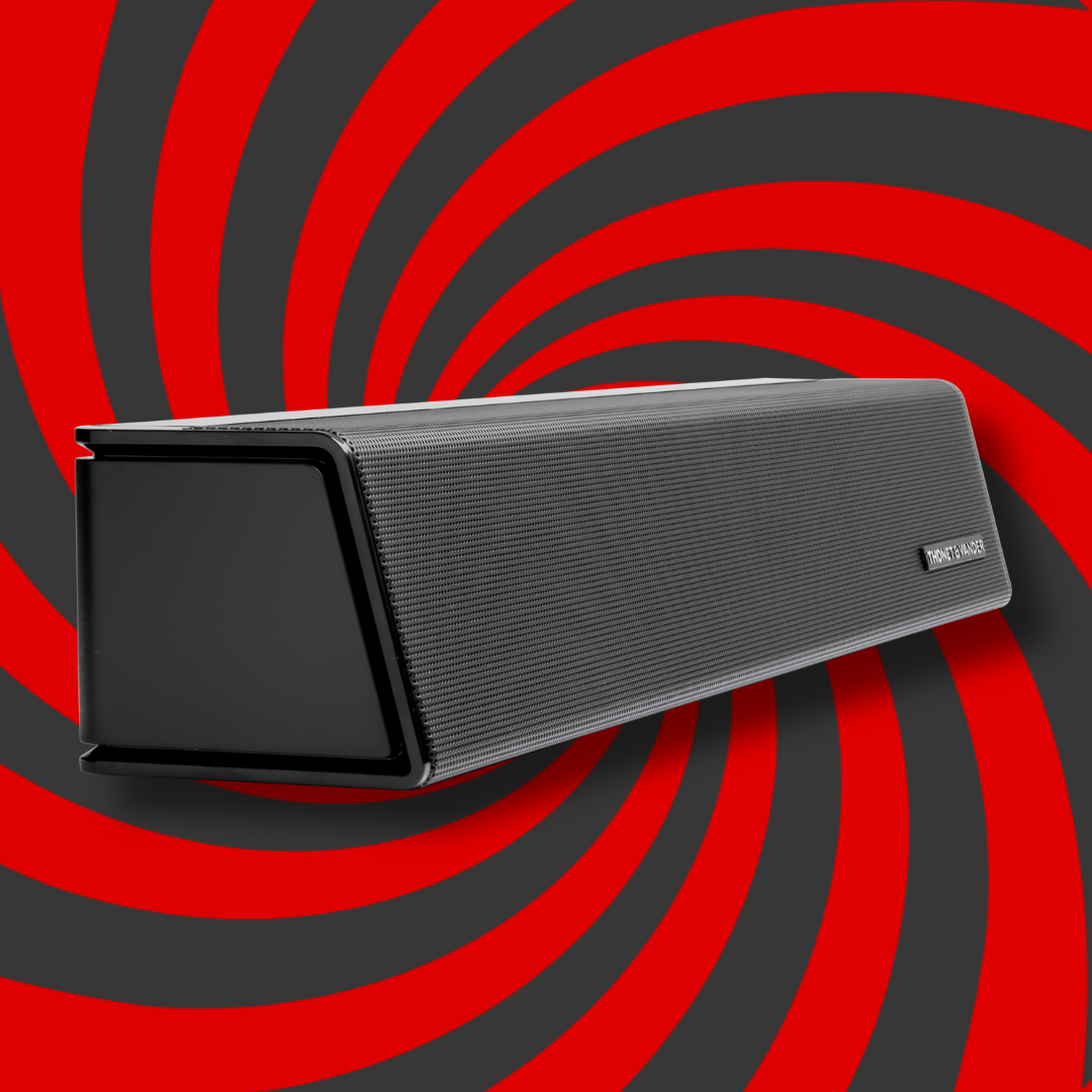 Kırmızı ve gri spiral arka plan üzerinde hoparlör ızgaralı dikdörtgen siyah bir soundbar. Marka adı görünür.