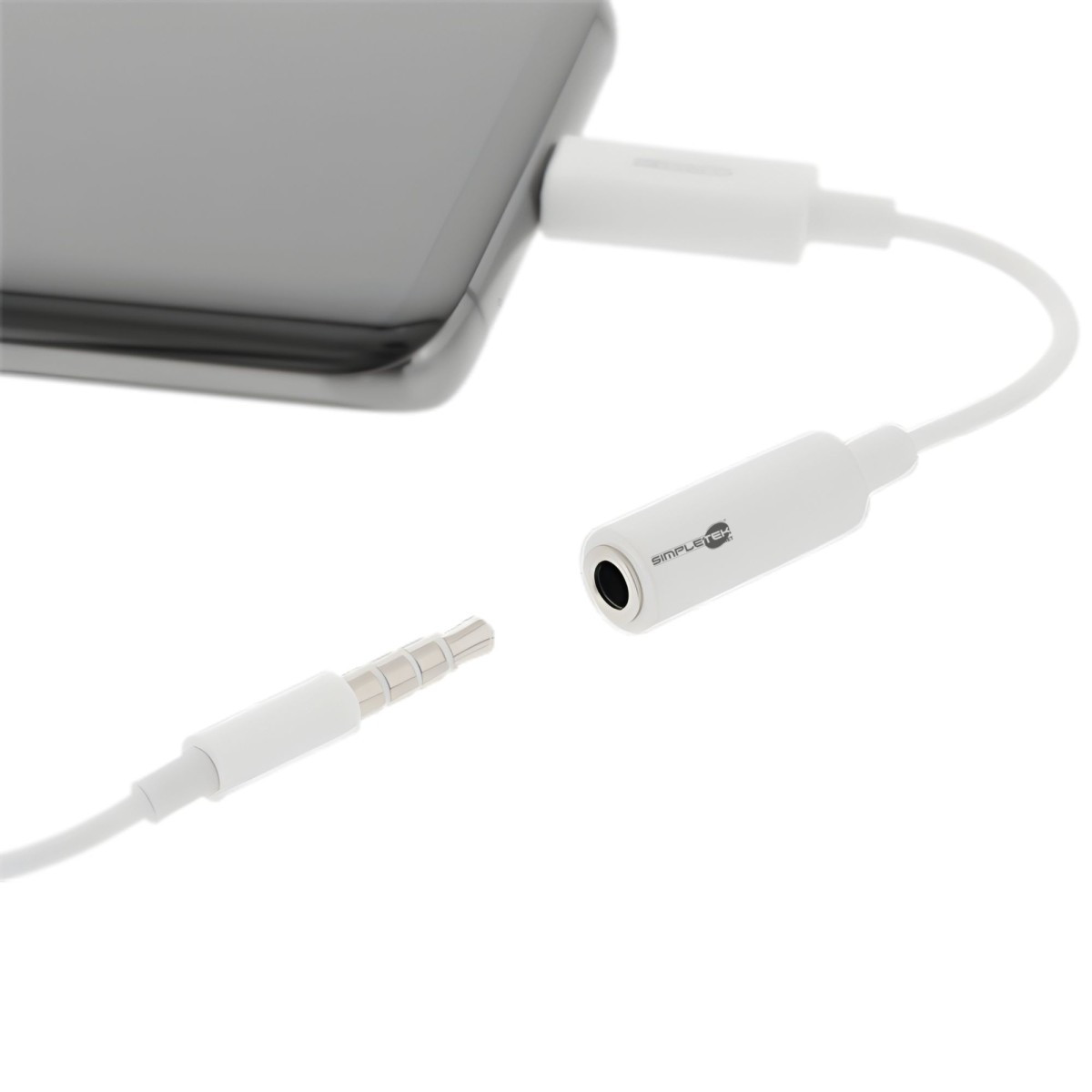 Un adattatore audio bianco collegato a un telefono. È visibile anche un jack per cuffie separato. L'adattatore ha il logo 'SIMPLETEK'.