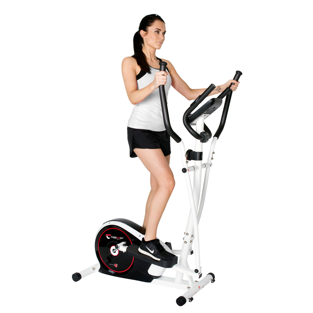 Eine Frau trainiert auf einem Crosstrainer. Sie trägt Sportkleidung. Die Maschine ist weiß und schwarz, vor weißem Hintergrund.
