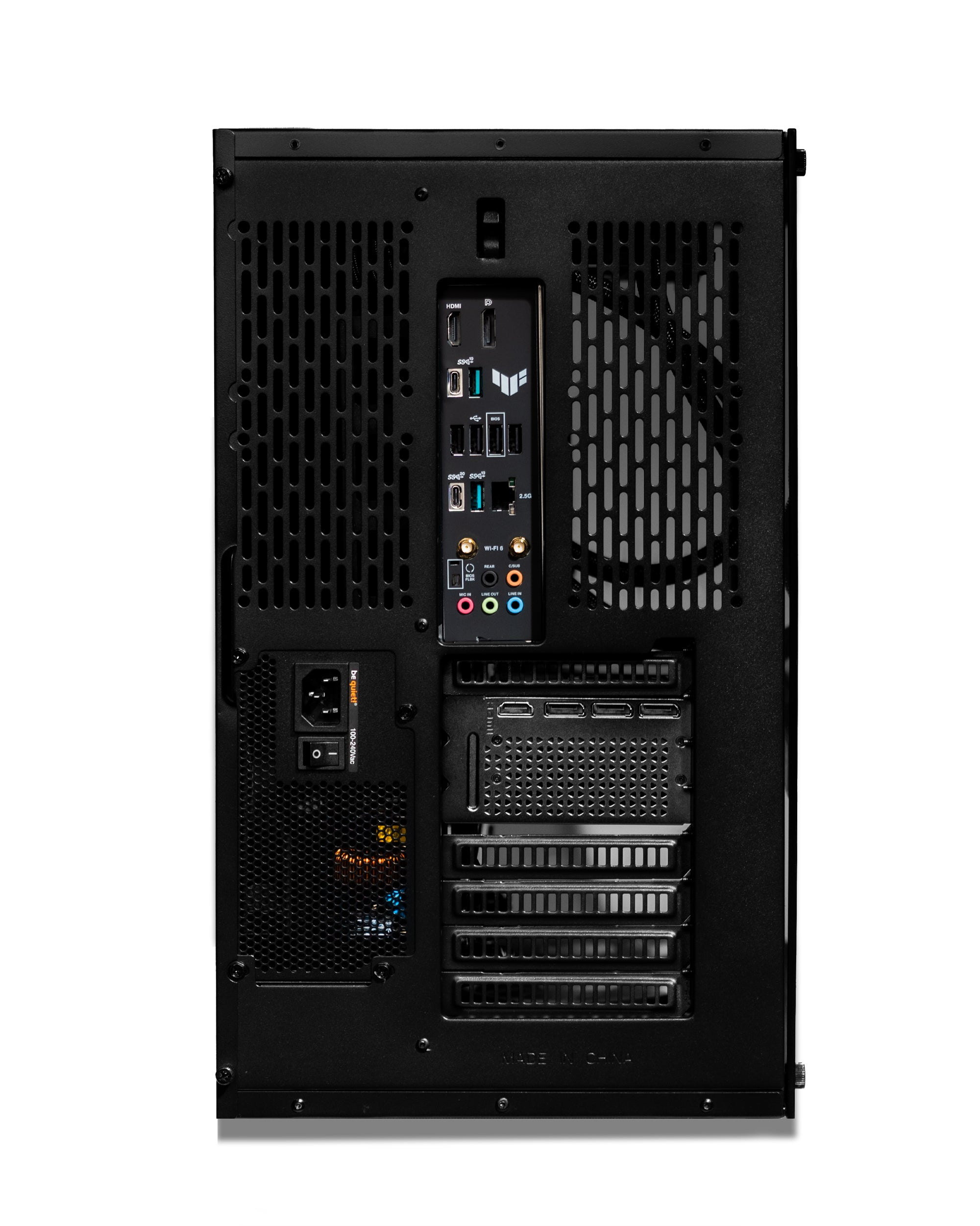 Schwarze Computergehäuse-Rückseite. Anschlüsse: HDMI, USB, Audiobuchsen, Strom. Lüftungslöcher sichtbar.