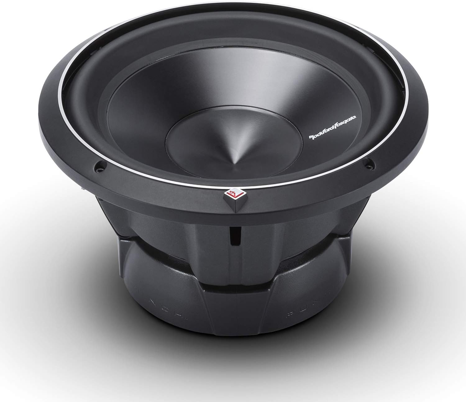 Ein schwarzer Subwoofer mit silberner Zierleiste und einem Konus in der Mitte. Das Produkt steht auf einer weißen Oberfläche.