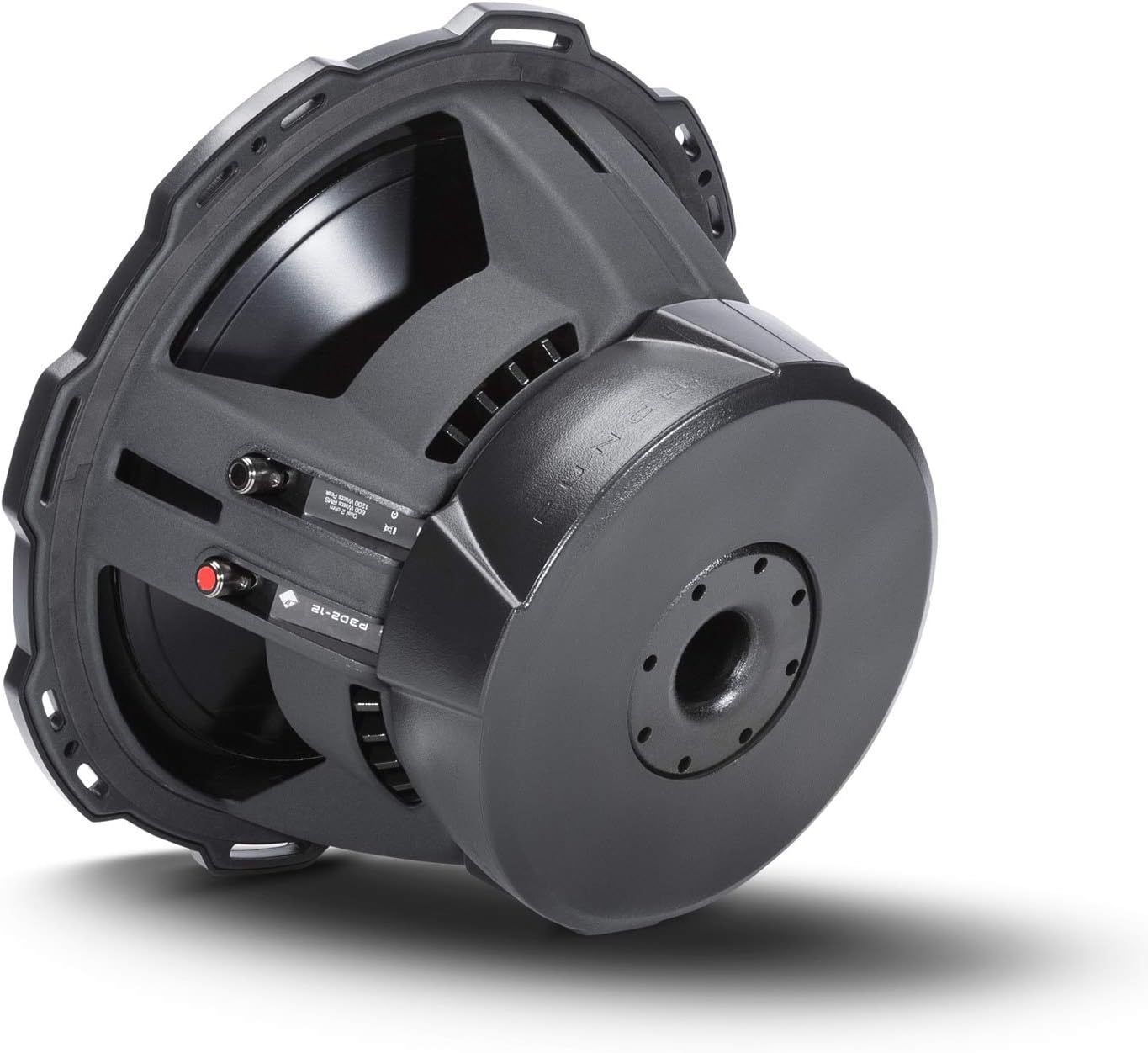 Ein schwarzer Subwoofer leicht angewinkelt. Er hat eine runde Form mit einem zentralen Konus und mehreren Öffnungen. Der Hintergrund ist weiß.