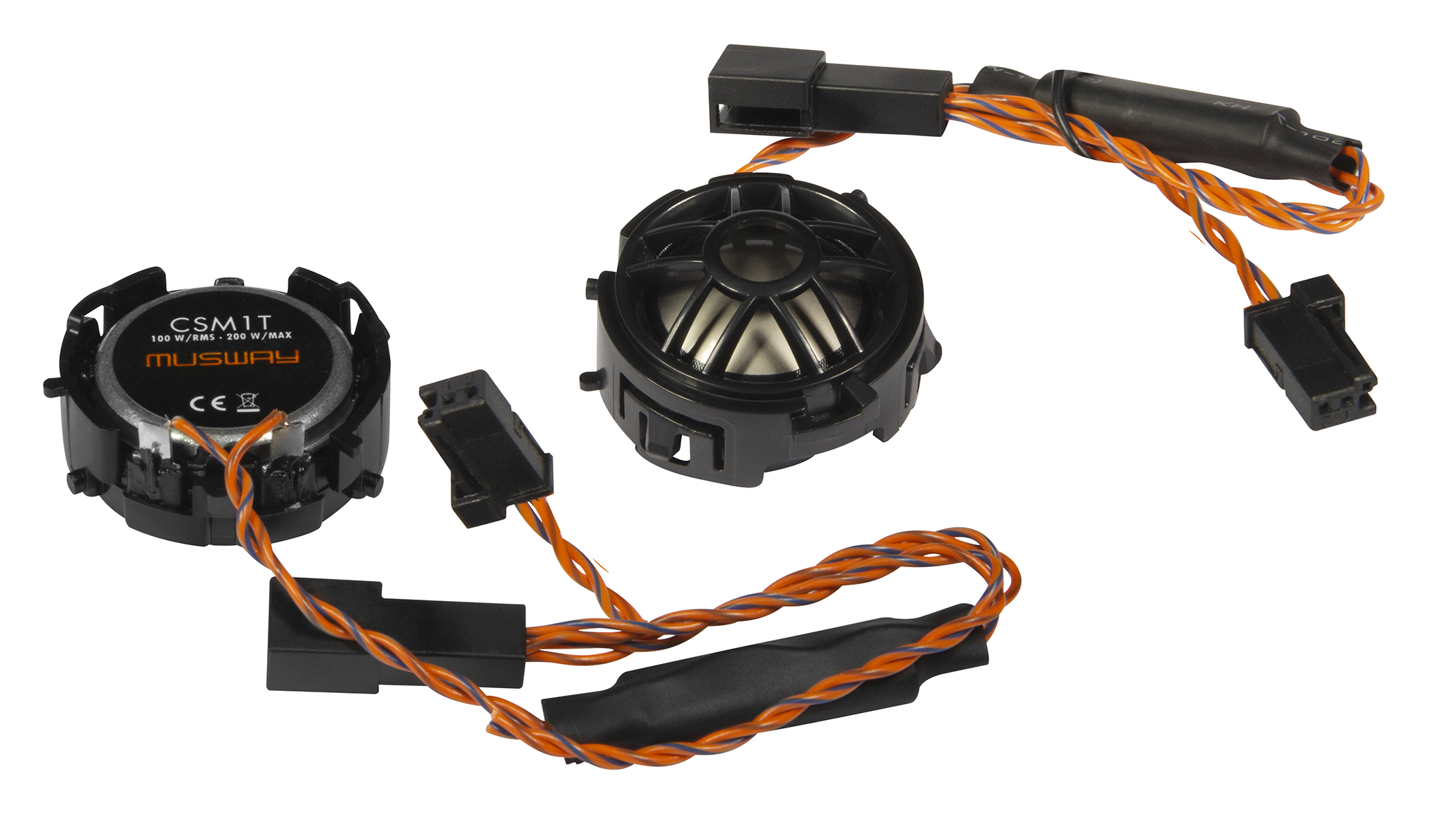 Drei schwarze Lautsprecher mit orangefarbenen und blauen Drähten. Einer hat Text 'CSM1T MUSWAY'. Drähte haben schwarze Stecker.
