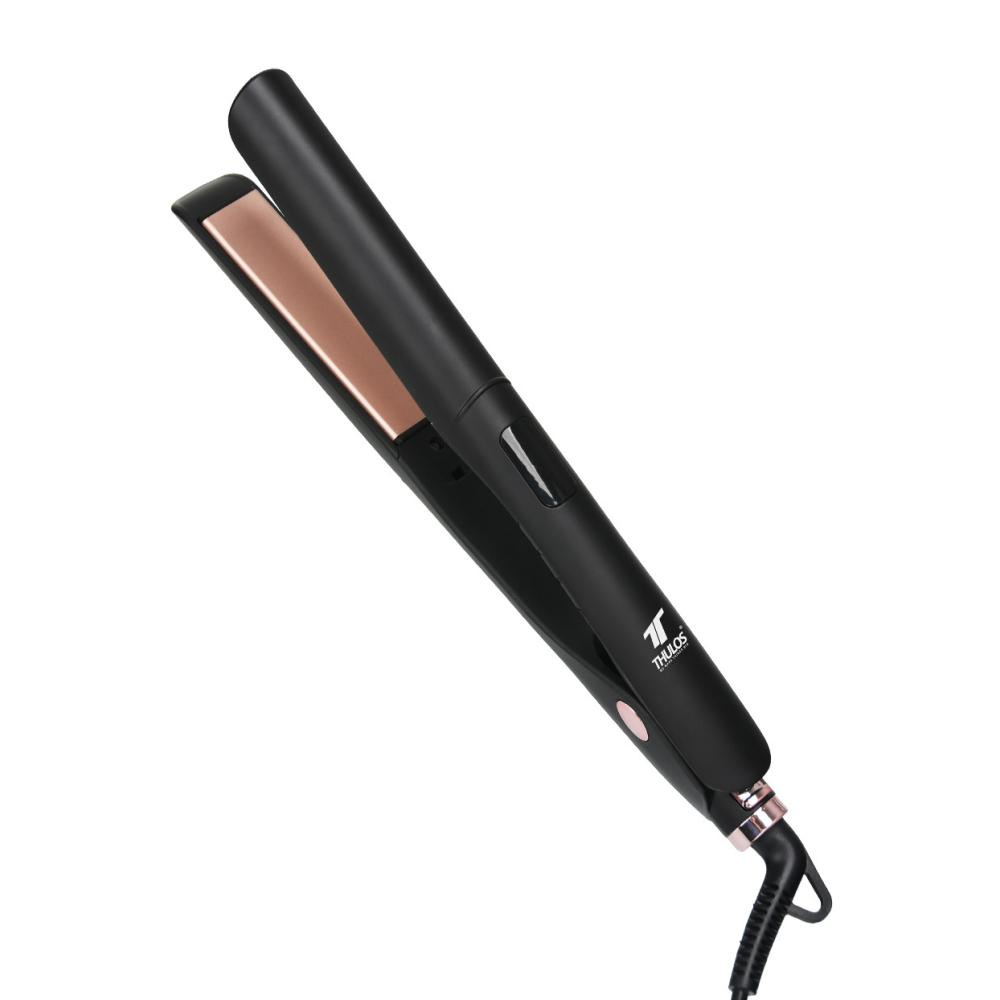 Una plancha de pelo negra con placa oro rosa. La plancha tiene la marca THULOS.