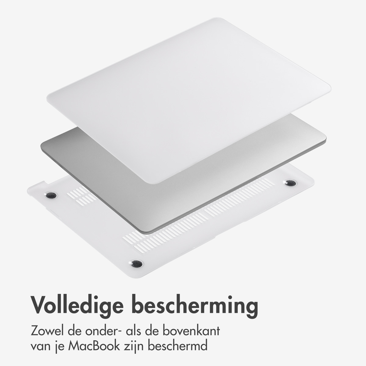 Tres capas de protección para MacBook. Una cubierta superior blanca, un portátil plateado y una cubierta inferior blanca con ventilación.