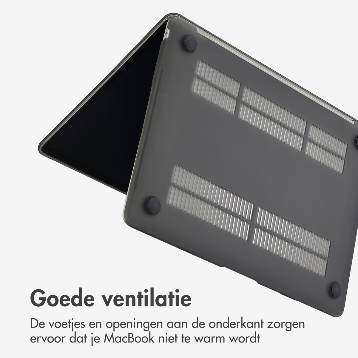 Se muestra una funda gris para portátil con orificios de ventilación, con la pantalla del portátil parcialmente visible. También se muestran pies de goma negros.
