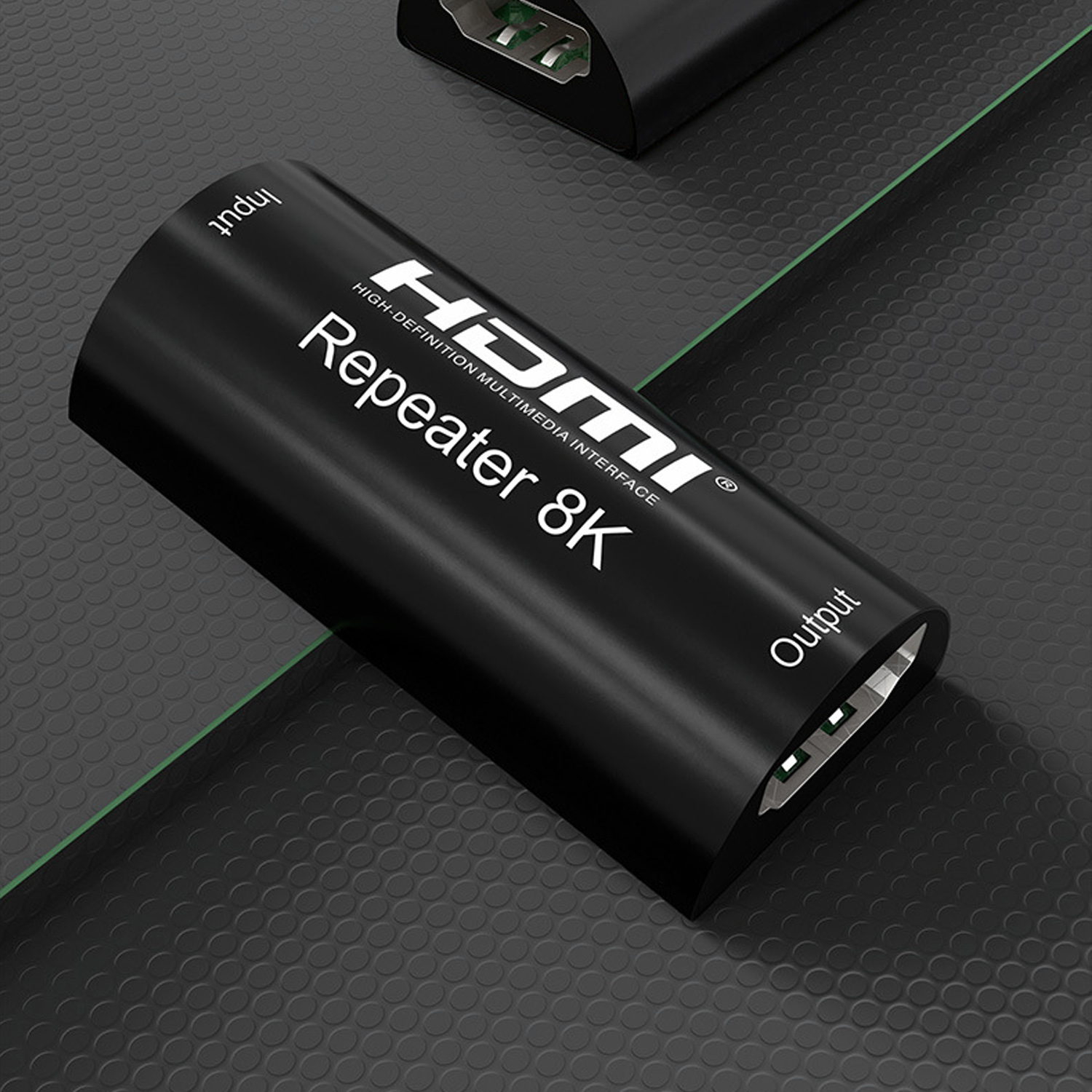 Schwarzer HDMI-Repeater 8K auf strukturierter Oberfläche. Text lautet 'HDMI Repeater 8K' mit Eingangs- und Ausgangsbezeichnungen.