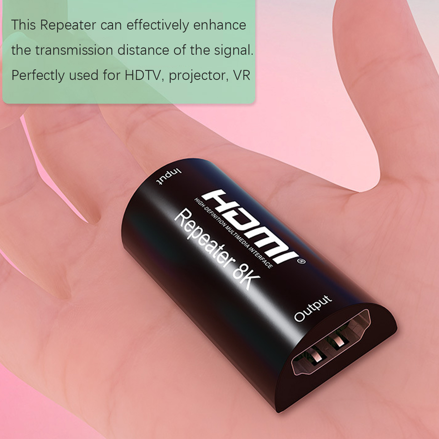 Ein schwarzer HDMI-Repeater in einer Hand. Er hat Eingangs- und Ausgangsanschlüsse. Text: 'Repeater 8K' und 'HDMI'.