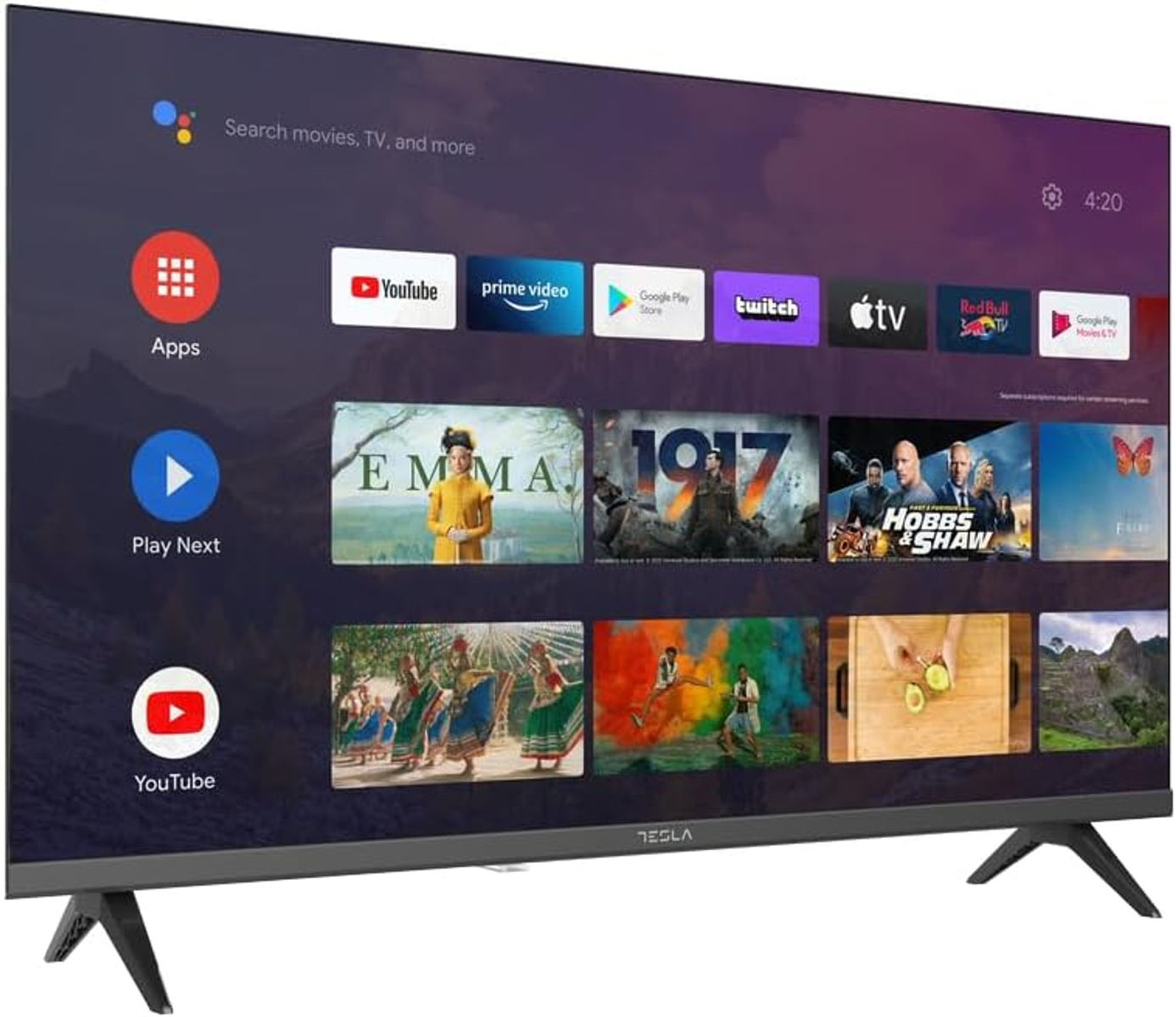 Un televisor inteligente Tesla muestra aplicaciones como YouTube y Prime Video. Películas y programas son visibles. El televisor tiene patas negras.